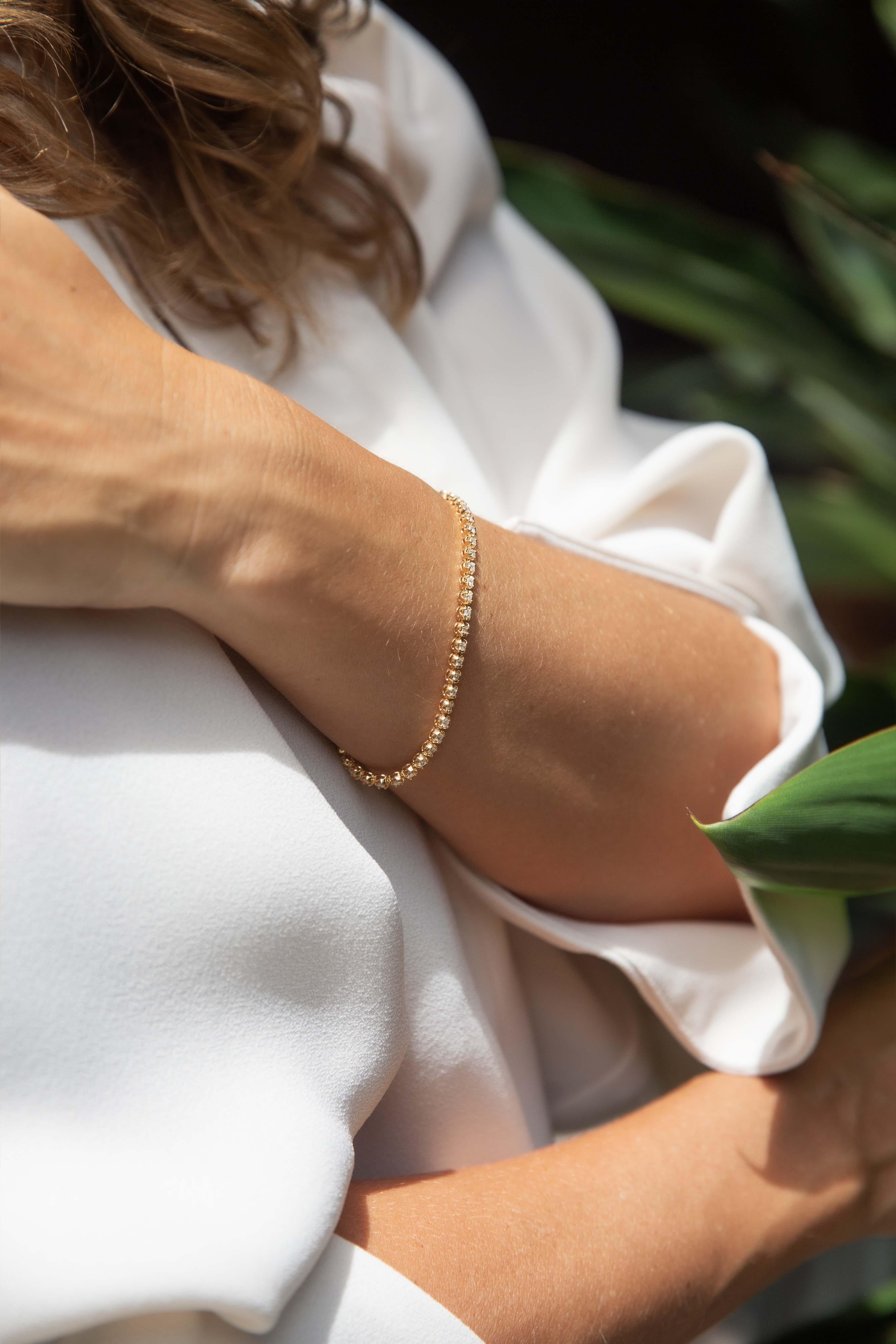 Taglio brillante Bracciale da tennis con diamanti a brillante contemporaneo in oro giallo 18 carati in vendita