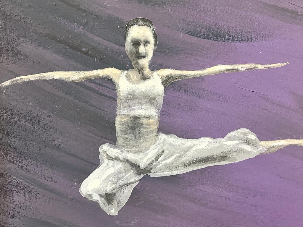 Buntes modernes britisches Gemälde „The Dancer White“ vor lila Hintergrund  – Painting von Contemporary British 