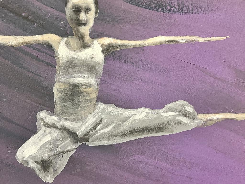 Buntes modernes britisches Gemälde „The Dancer White“ vor lila Hintergrund  (Abstrakt), Painting, von Contemporary British 