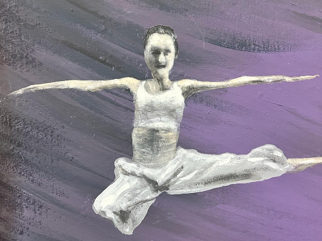 Buntes modernes britisches Gemälde „The Dancer White“ vor lila Hintergrund  (Grau), Portrait Painting, von Contemporary British 