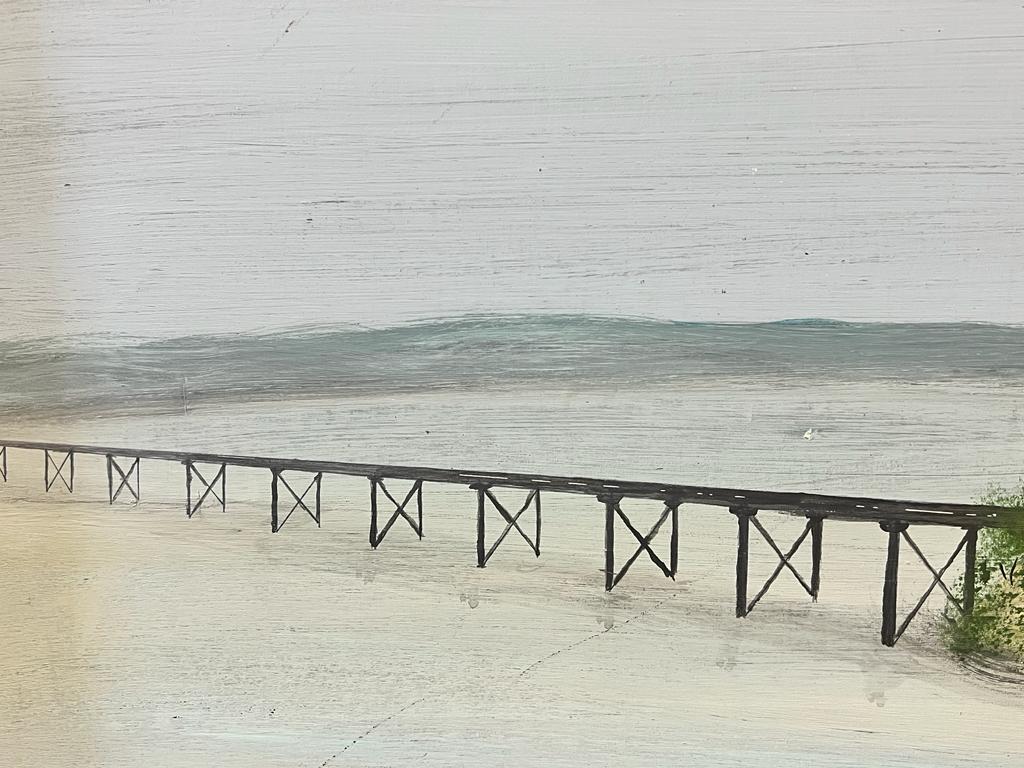 Peinture britannique moderne d'une maison de plage longue au bord de la mer  - Abstrait Painting par Contemporary British 
