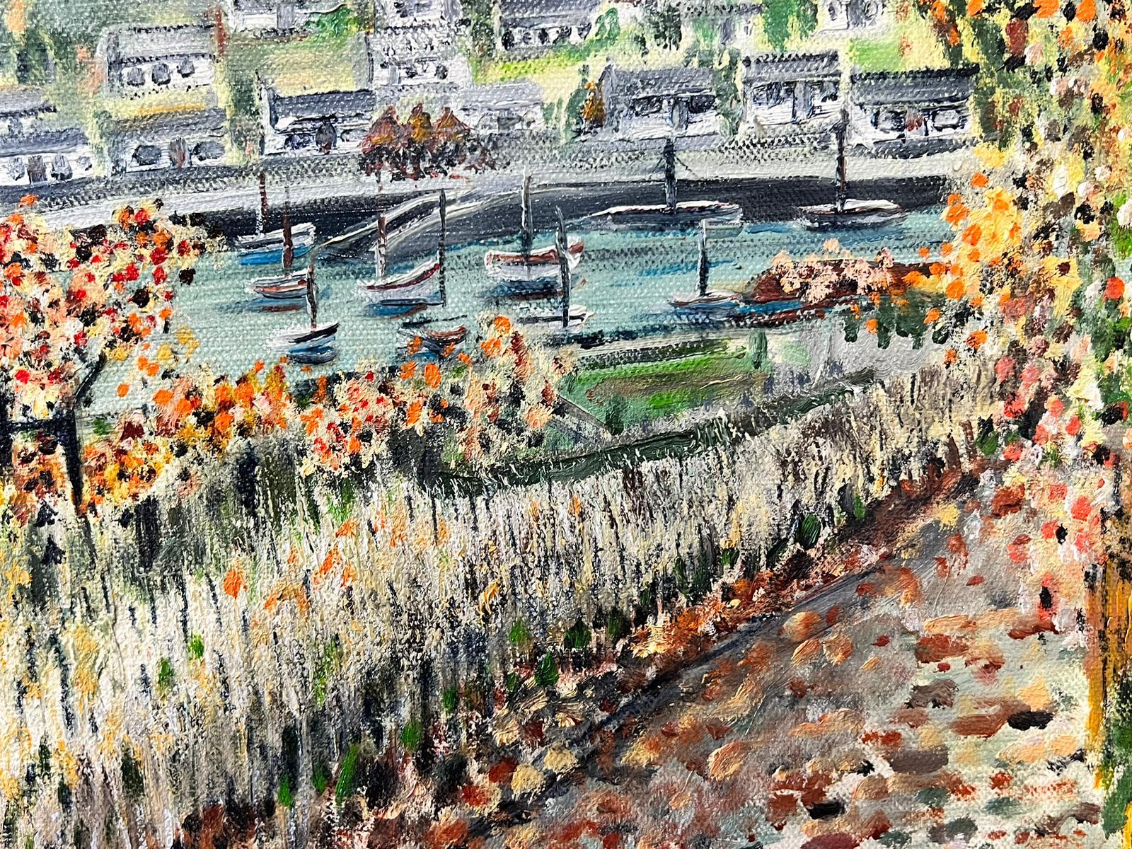 Paysage fluvial de style pointilliste avec arbres et vue éloignée de la ville - Painting de Contemporary British 