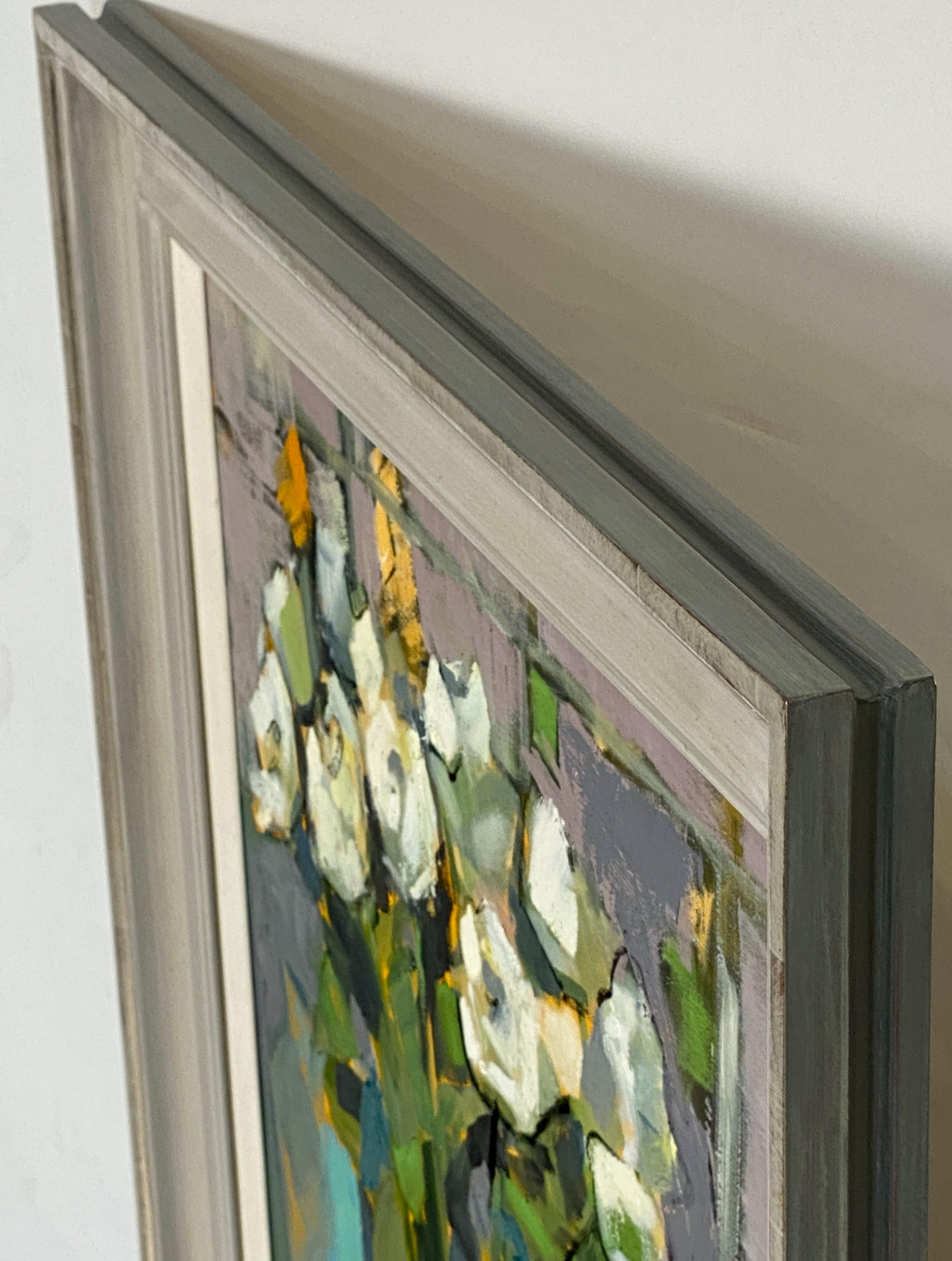 Pintura al óleo sobre lienzo enmarcada británica contemporánea (Rosas blancas en maceta mostaza) en venta 5
