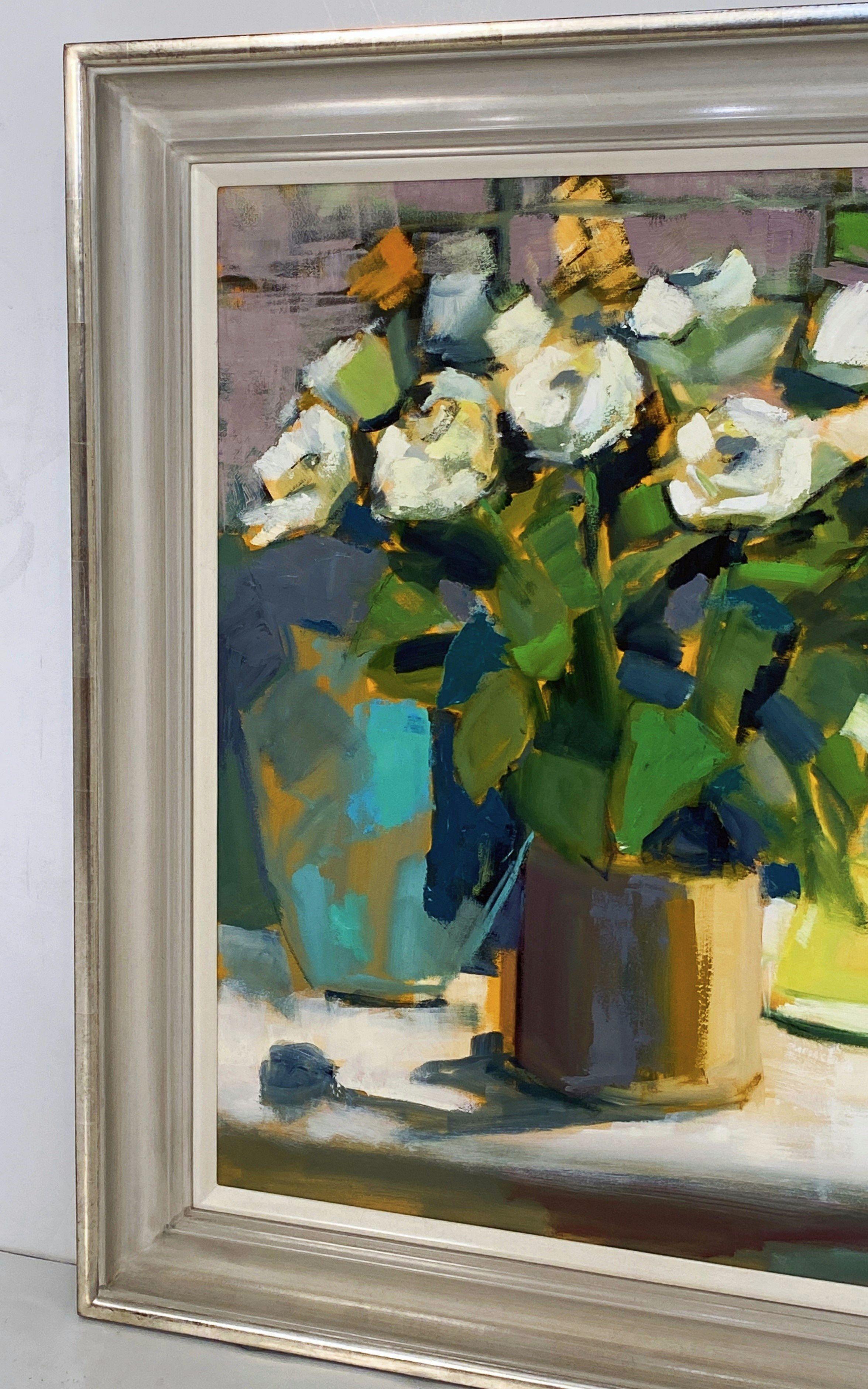 Pintura al óleo sobre lienzo enmarcada británica contemporánea (Rosas blancas en maceta mostaza) en Bueno estado para la venta en Austin, TX