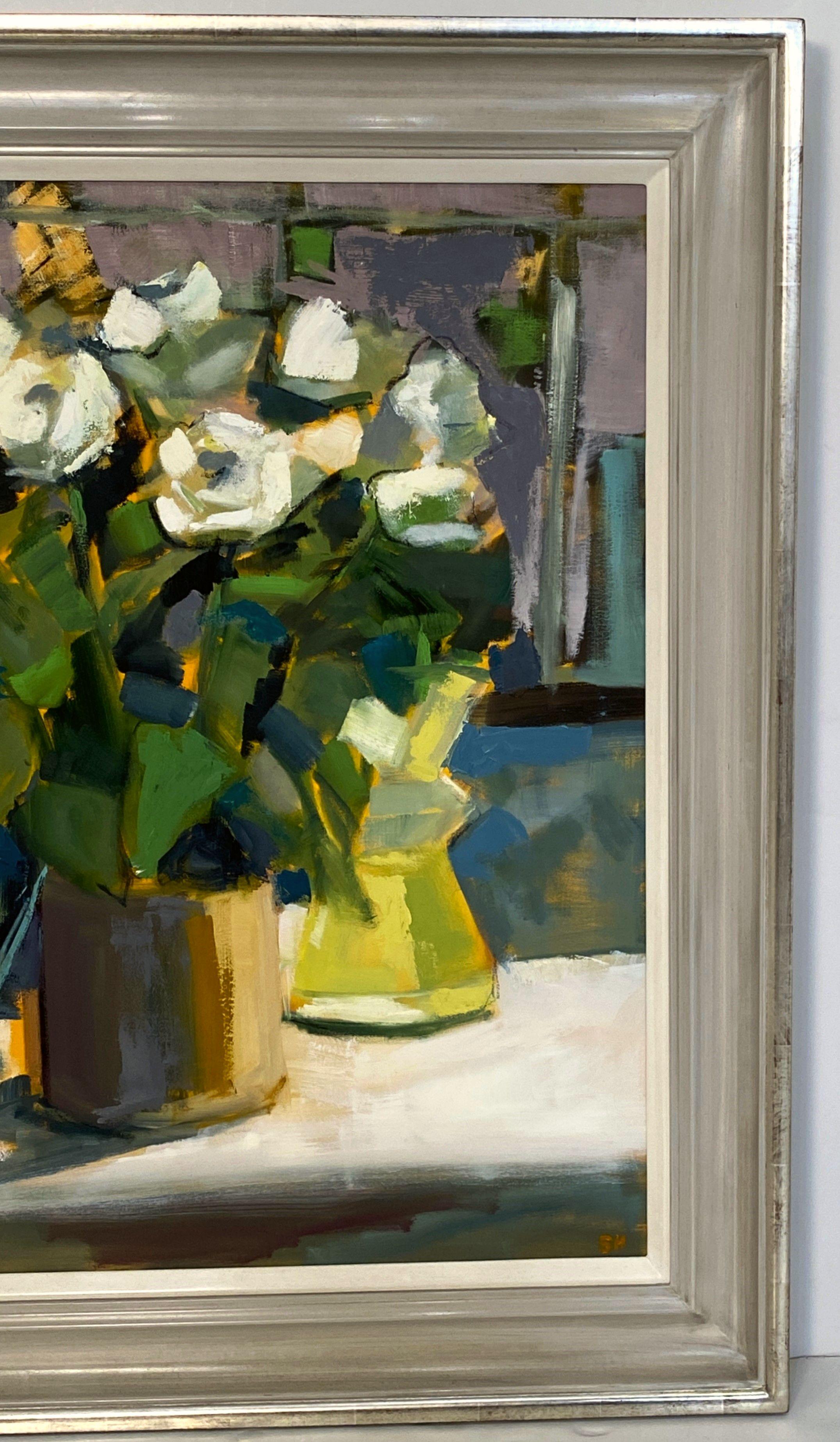 Pintura al óleo sobre lienzo enmarcada británica contemporánea (Rosas blancas en maceta mostaza) Siglo XXI y contemporáneo en venta
