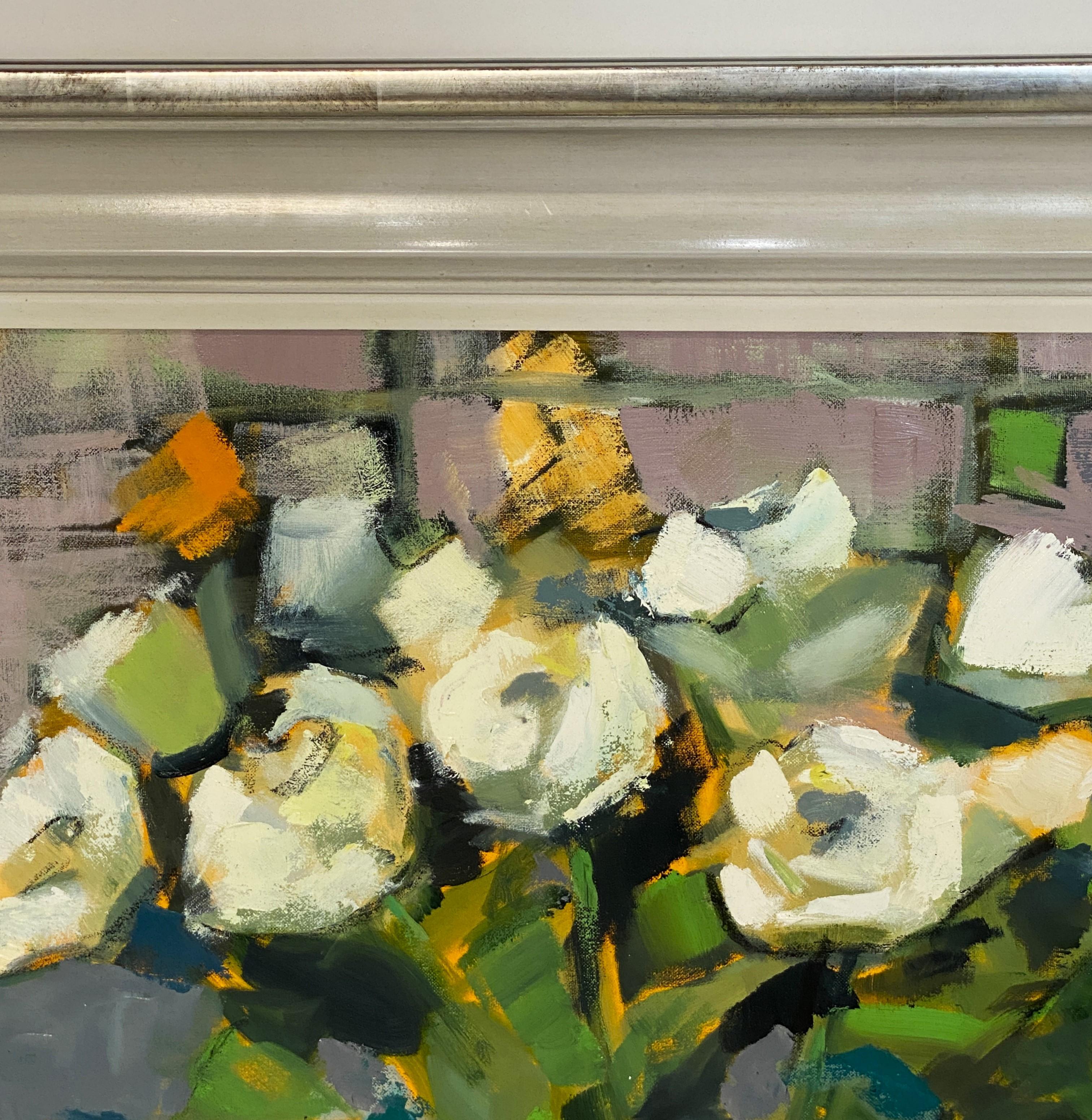 Pintura al óleo sobre lienzo enmarcada británica contemporánea (Rosas blancas en maceta mostaza) en venta 1