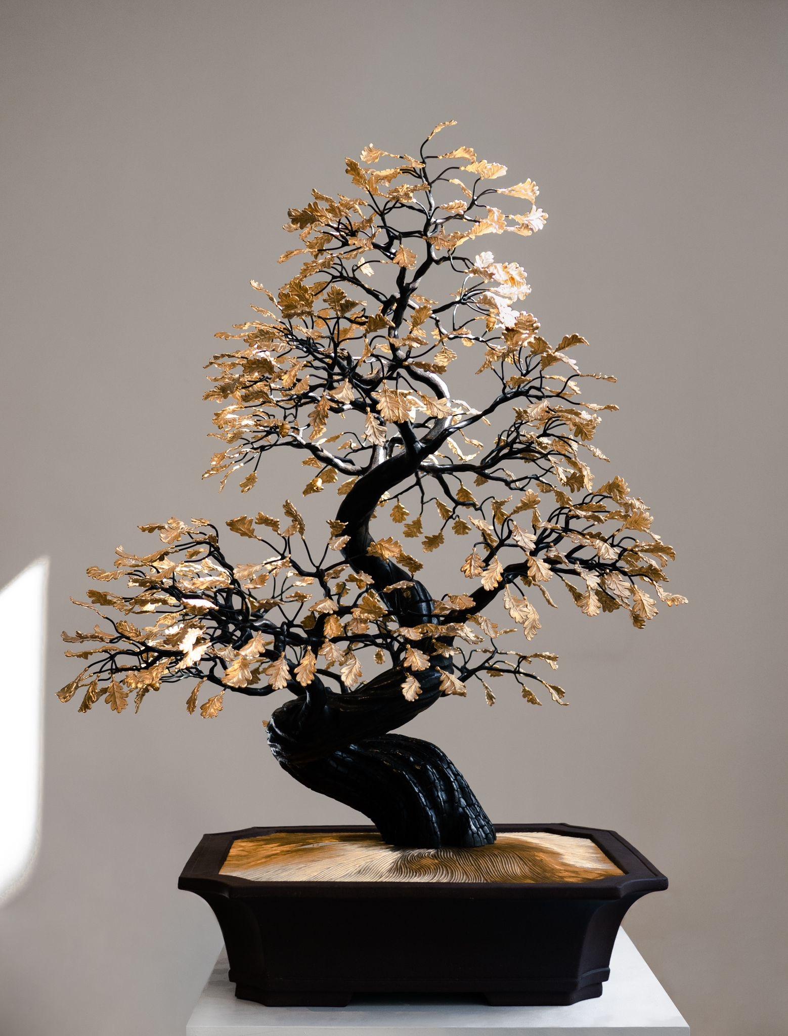 Bonsaibaum von Pierre Salagnac
MATERIAL: Bronze, 24K Gold, Messing
Abmessungen: H 100 x 70 x 70 cm
Typ: einmalig
Jahr: 2023

Pierre Salagnac, der mit großem Talent die organischen Kurven der Natur im Metallblock wiedergibt, hat sich dank seiner