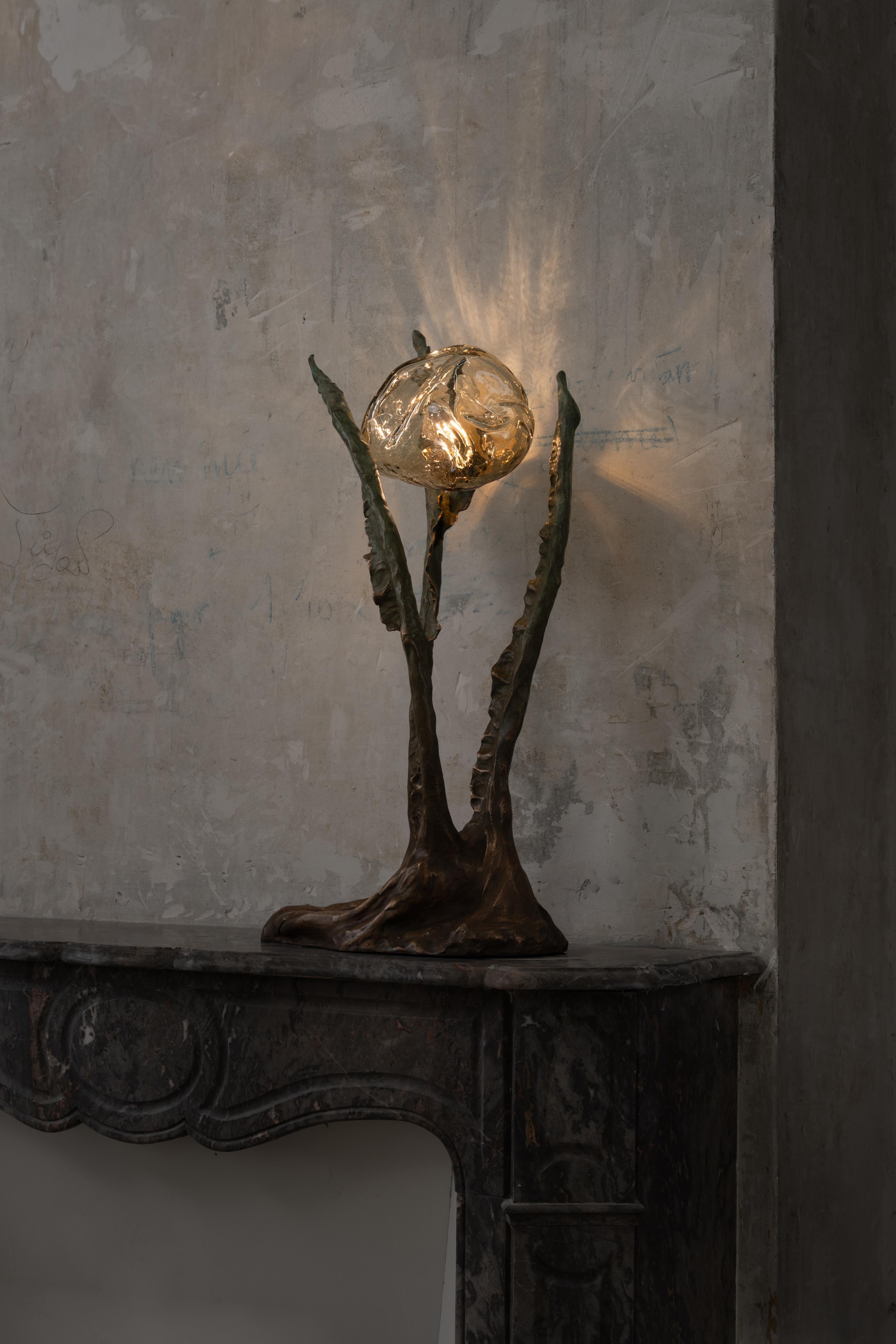 Lámpara de mesa contemporánea de bronce y vidrio soplado a mano, Francia en venta 2