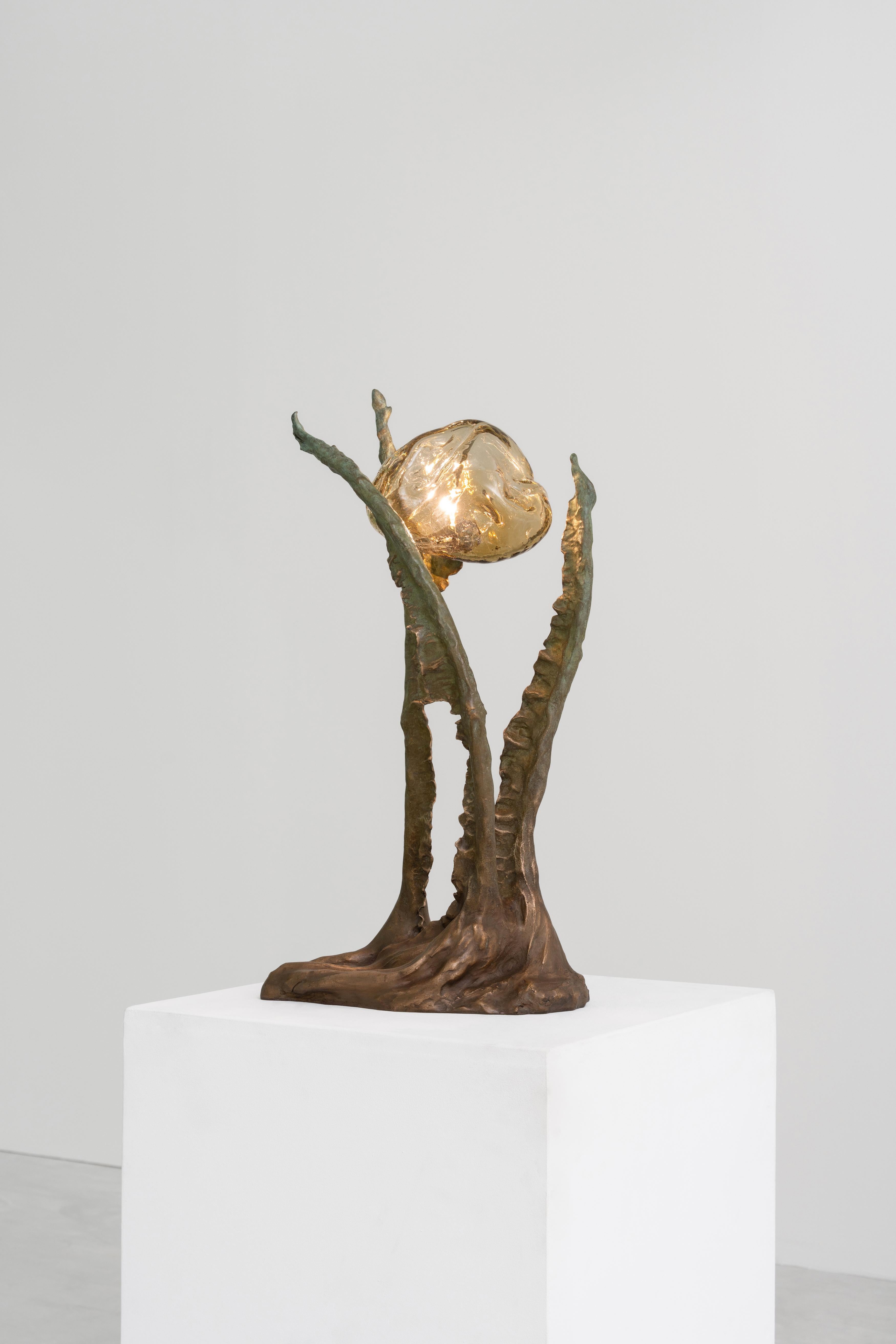 Lámpara de mesa contemporánea de bronce y vidrio soplado a mano, Francia Moderno orgánico en venta