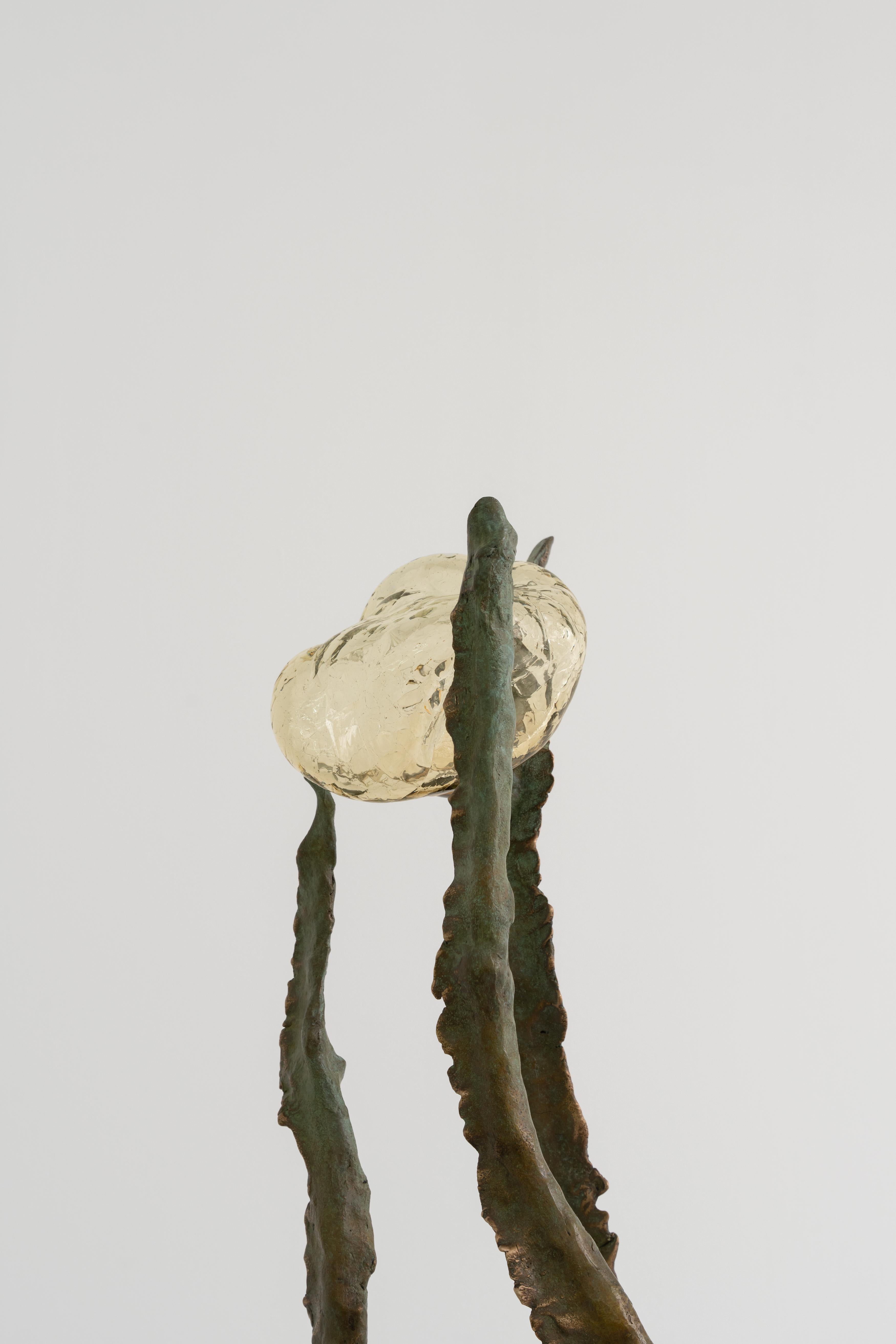 Lámpara de mesa contemporánea de bronce y vidrio soplado a mano, Francia Hecho a mano en venta