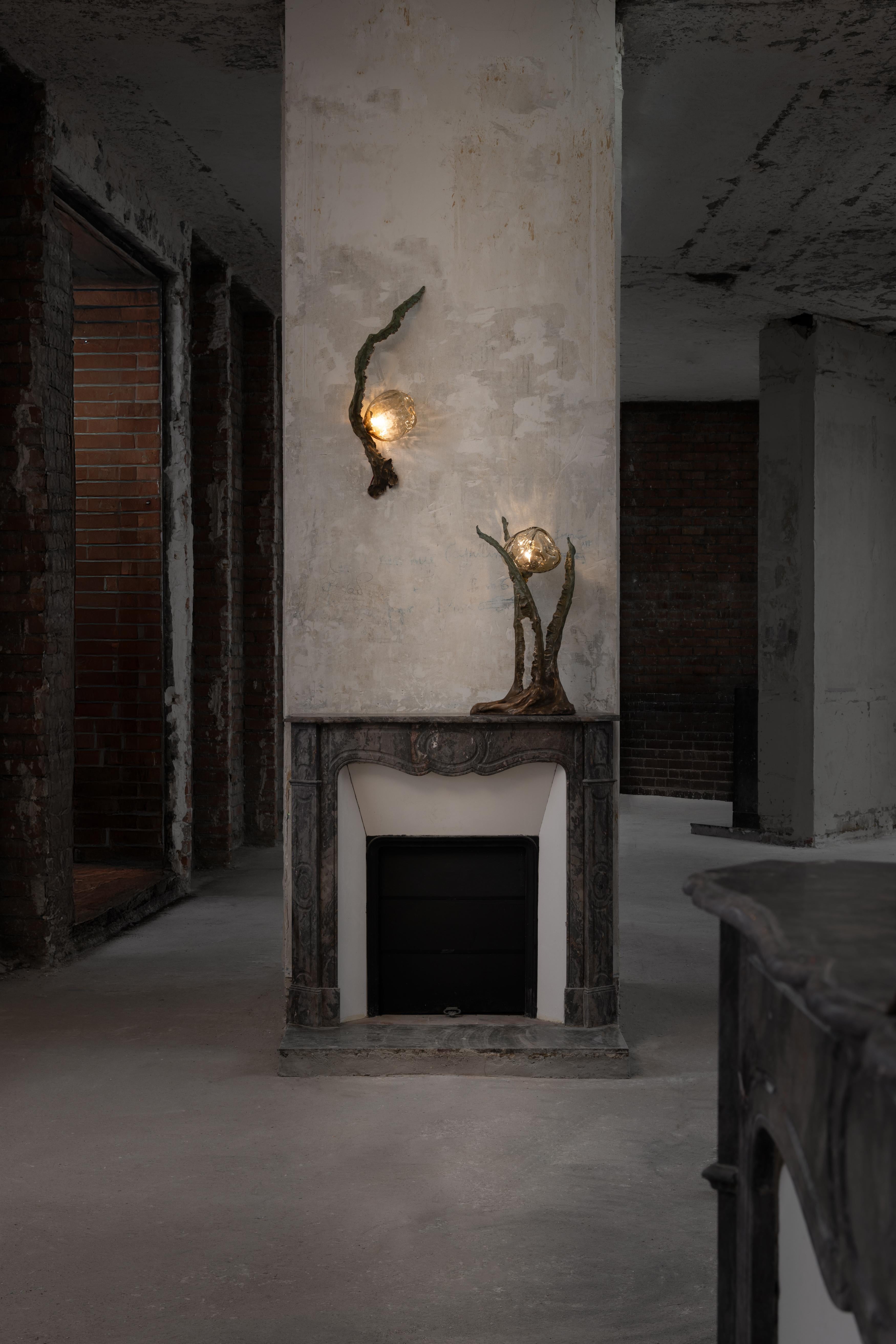 Lámpara de mesa contemporánea de bronce y vidrio soplado a mano, Francia Bronce en venta