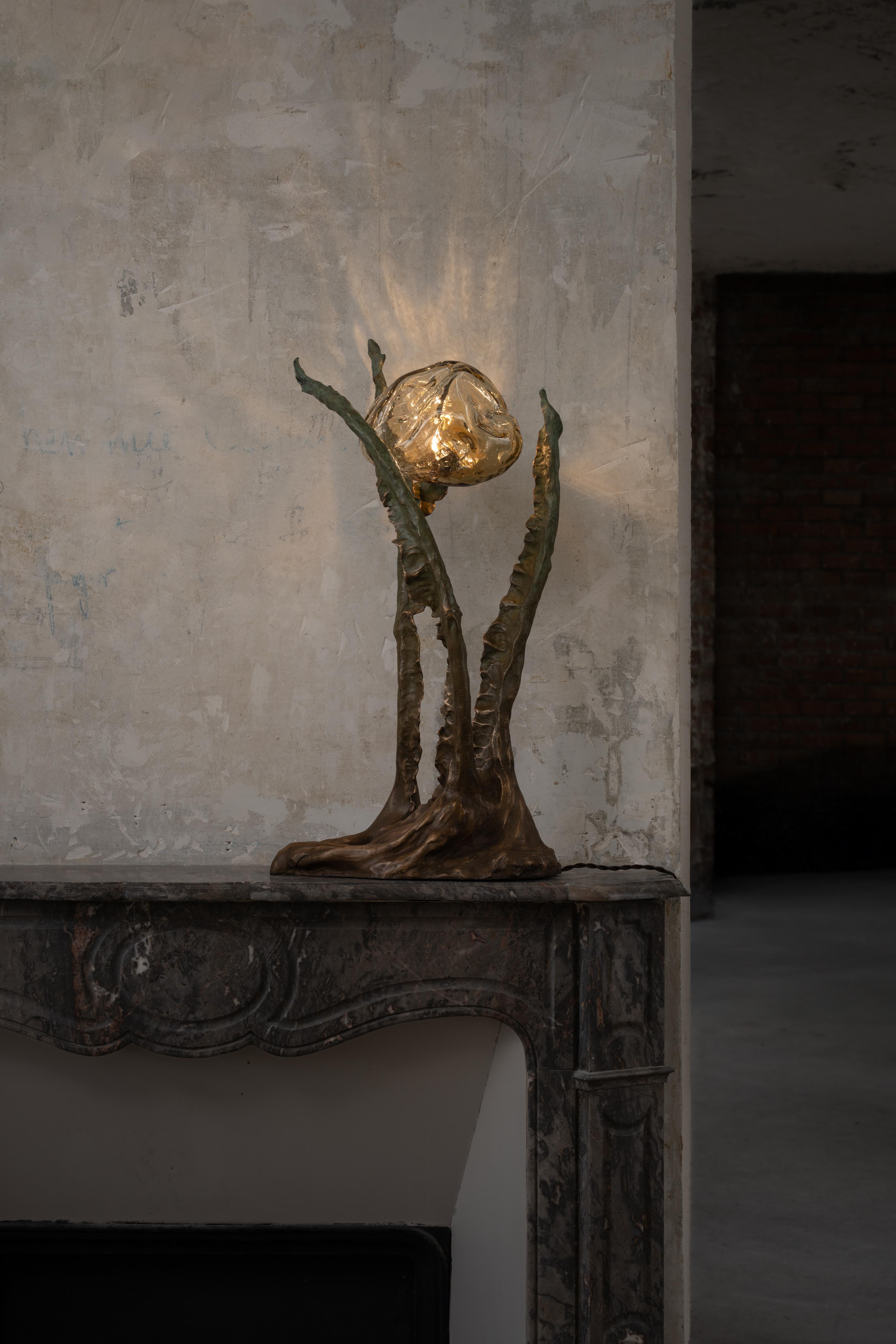 Lámpara de mesa contemporánea de bronce y vidrio soplado a mano, Francia en venta 1