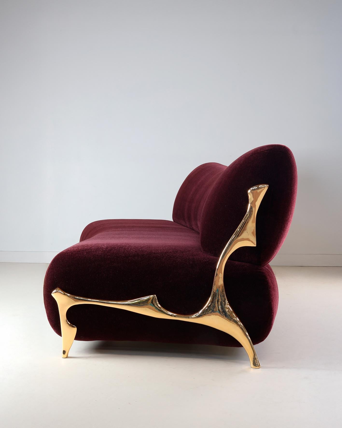 Postmoderno Divano curvo contemporaneo in bronzo e velluto mohair di Pierre Salagnac, Francia in vendita