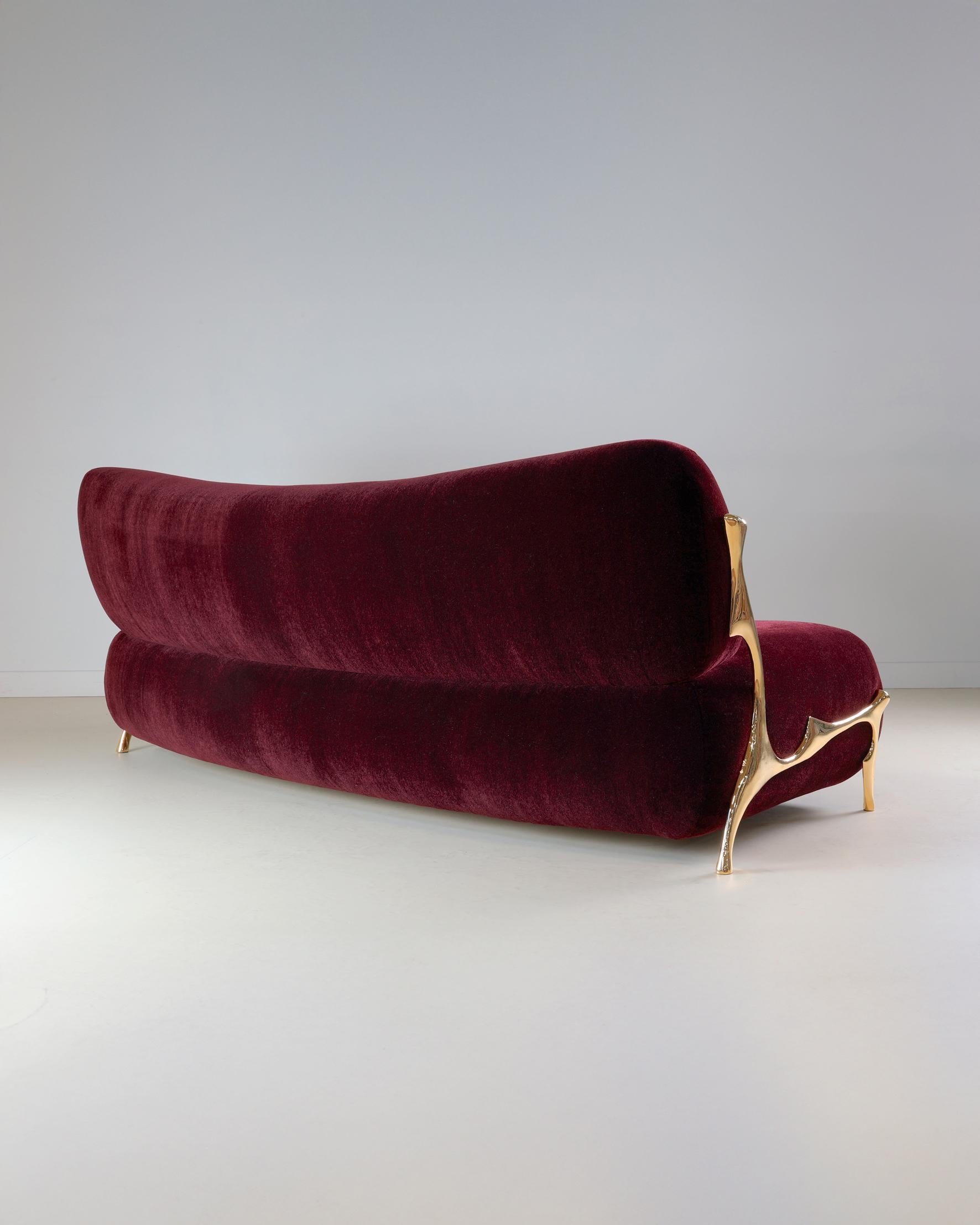 Francese Divano curvo contemporaneo in bronzo e velluto mohair di Pierre Salagnac, Francia in vendita