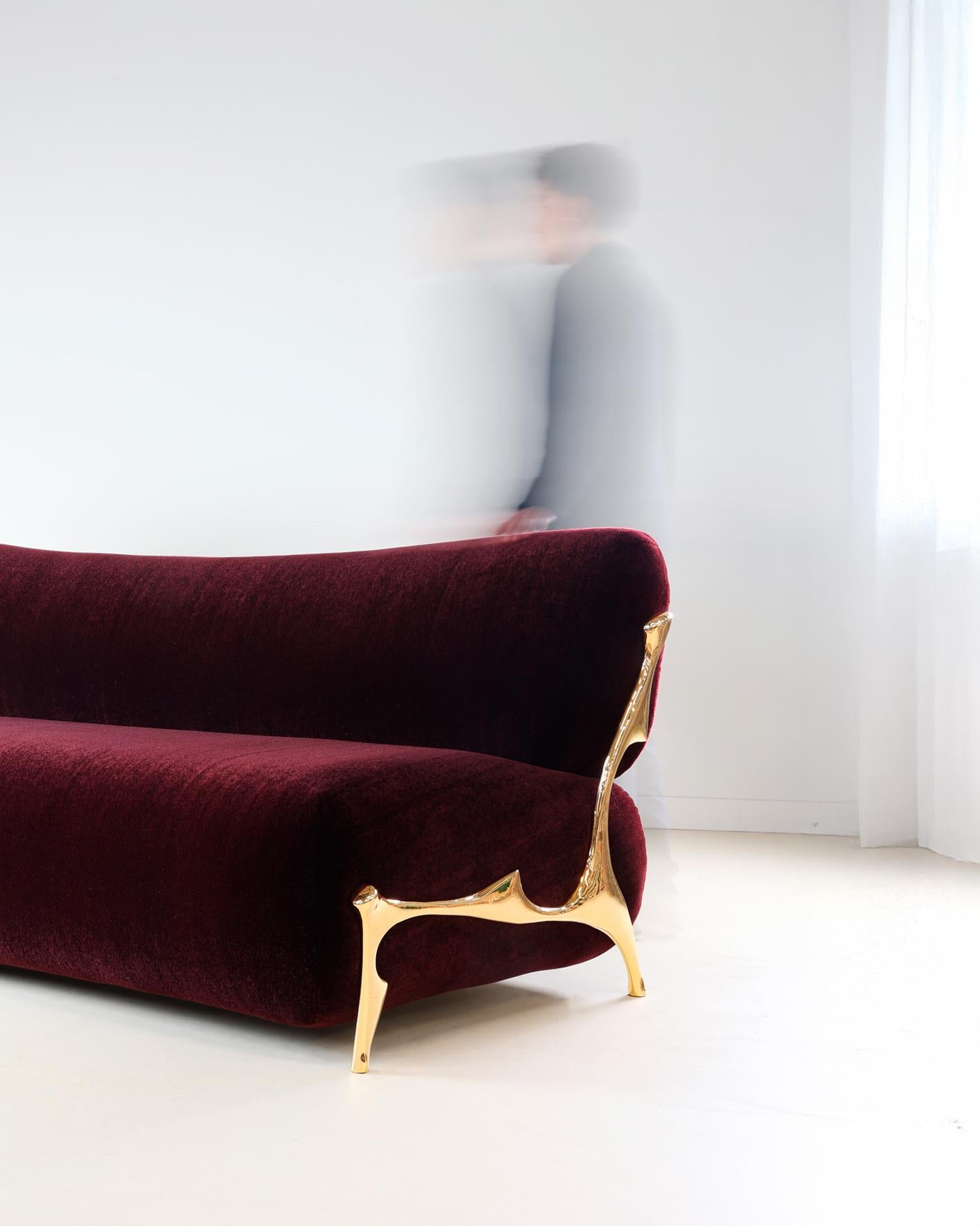 Fatto a mano Divano curvo contemporaneo in bronzo e velluto mohair di Pierre Salagnac, Francia in vendita