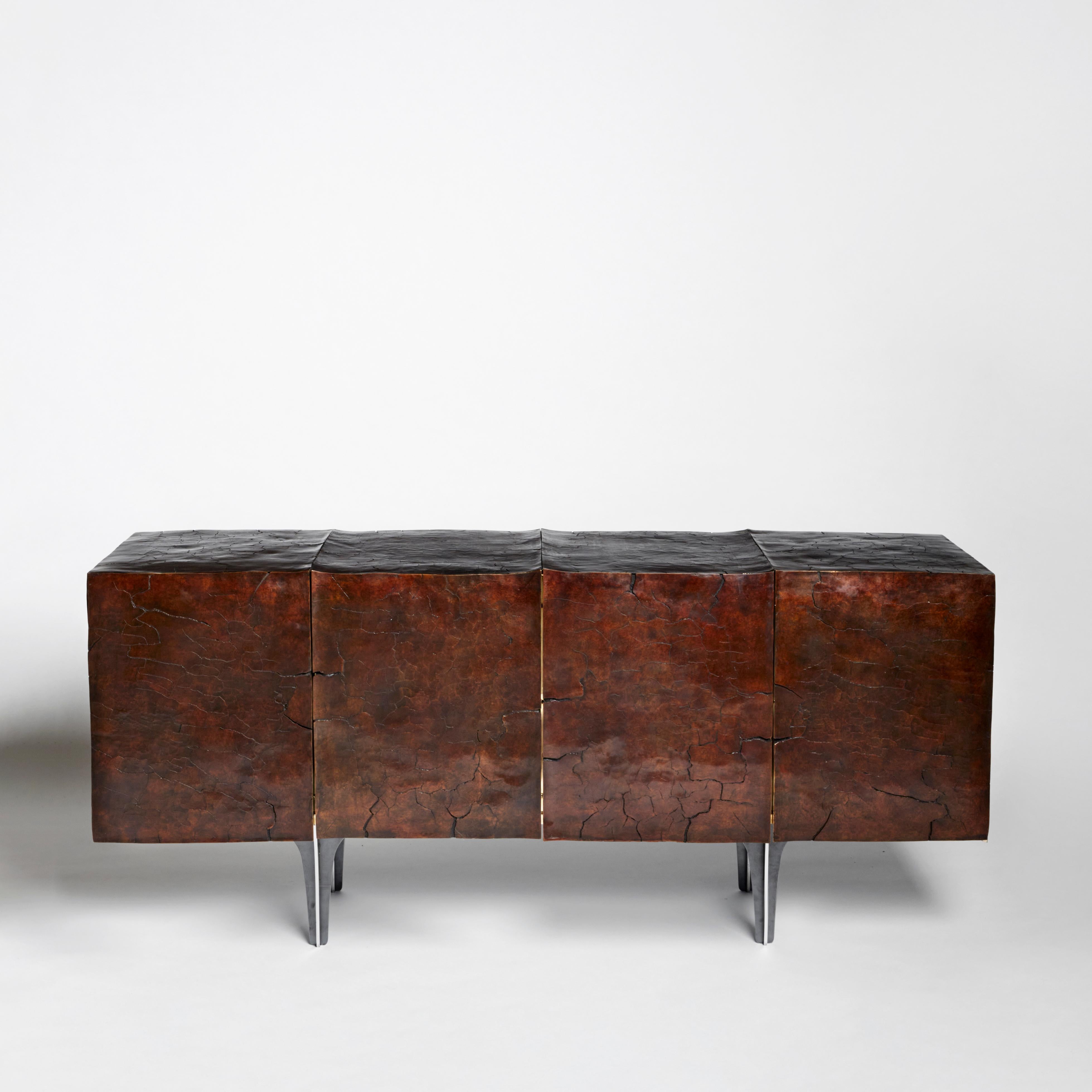 Credenza Terre F14 di Erwan Boulloud 
Materiale: Bronzo patinato, struttura in acciaio
Dimensioni: 161 x 45 cm - H. 74
Anno: 2019
Prodotto in Francia
Firmato e numerato 2/8



Artista, designer e artigiano francese, diplomato all'Ecole Boulle. 