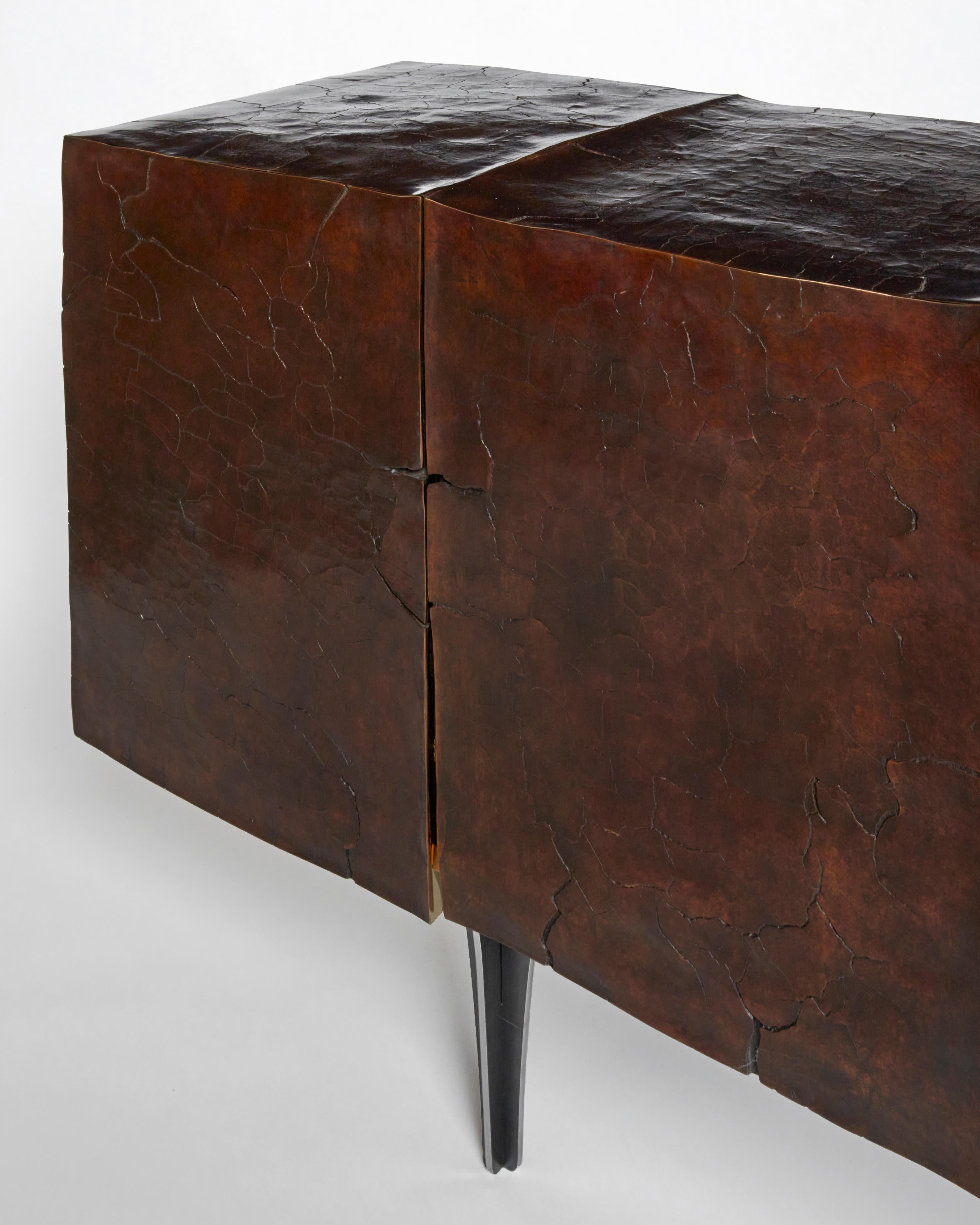 Credenza contemporanea in bronzo e legno di Erwan Boulloud, Francia In condizioni Nuovo in vendita a London, GB