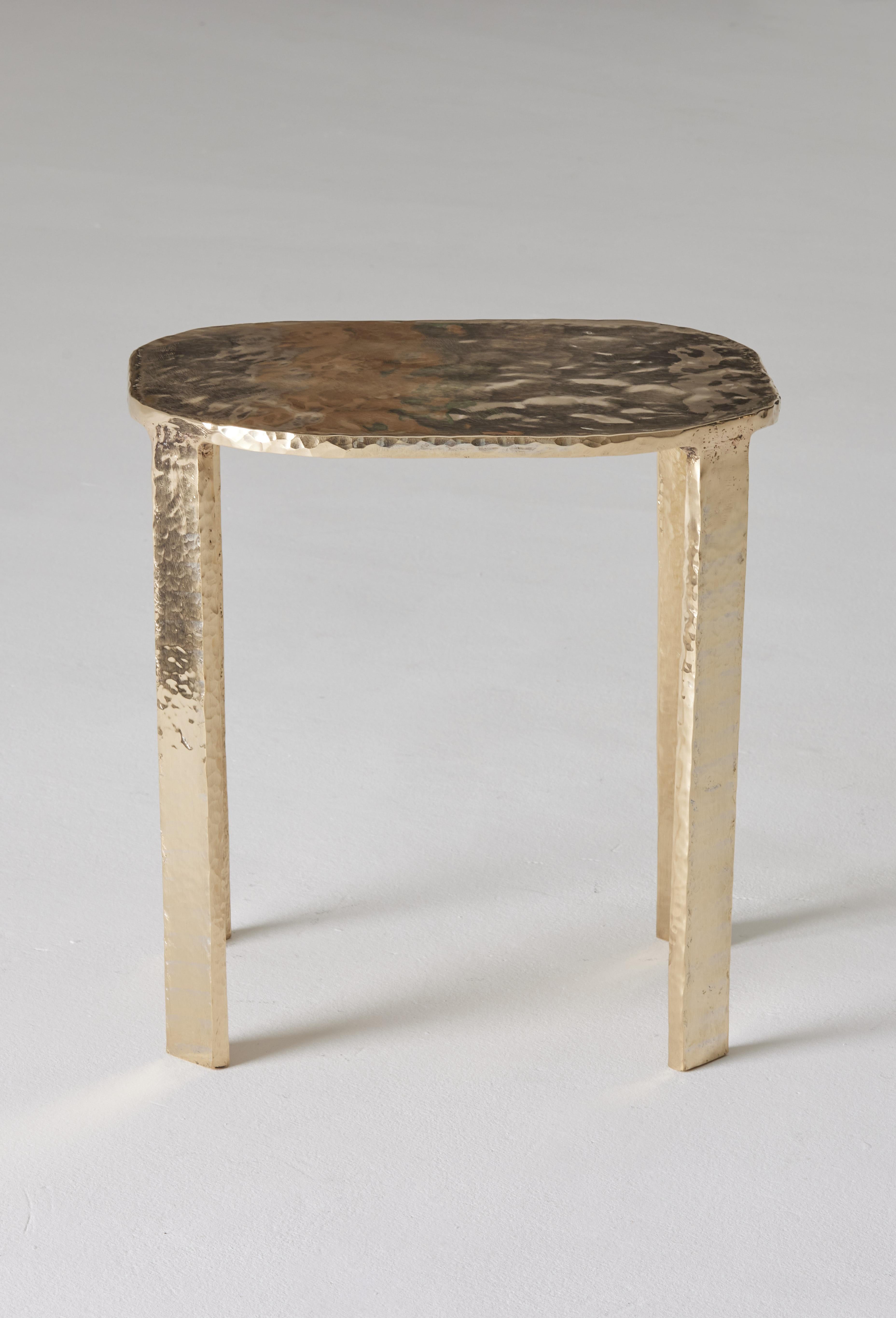 Tables d'appoint Auréas par Colo Studio
Matériau : Bronze, poli doré
Dimensions :
H 42 x 31 x 40 cm (Quantité : 3)
H 33 x 40 x 45 cm (Quantité : 1)
H 33 x 40 x 60 cm (Quantité : 1)
Année : 2024

Fusionnant l'imagerie domestique, décorative et
