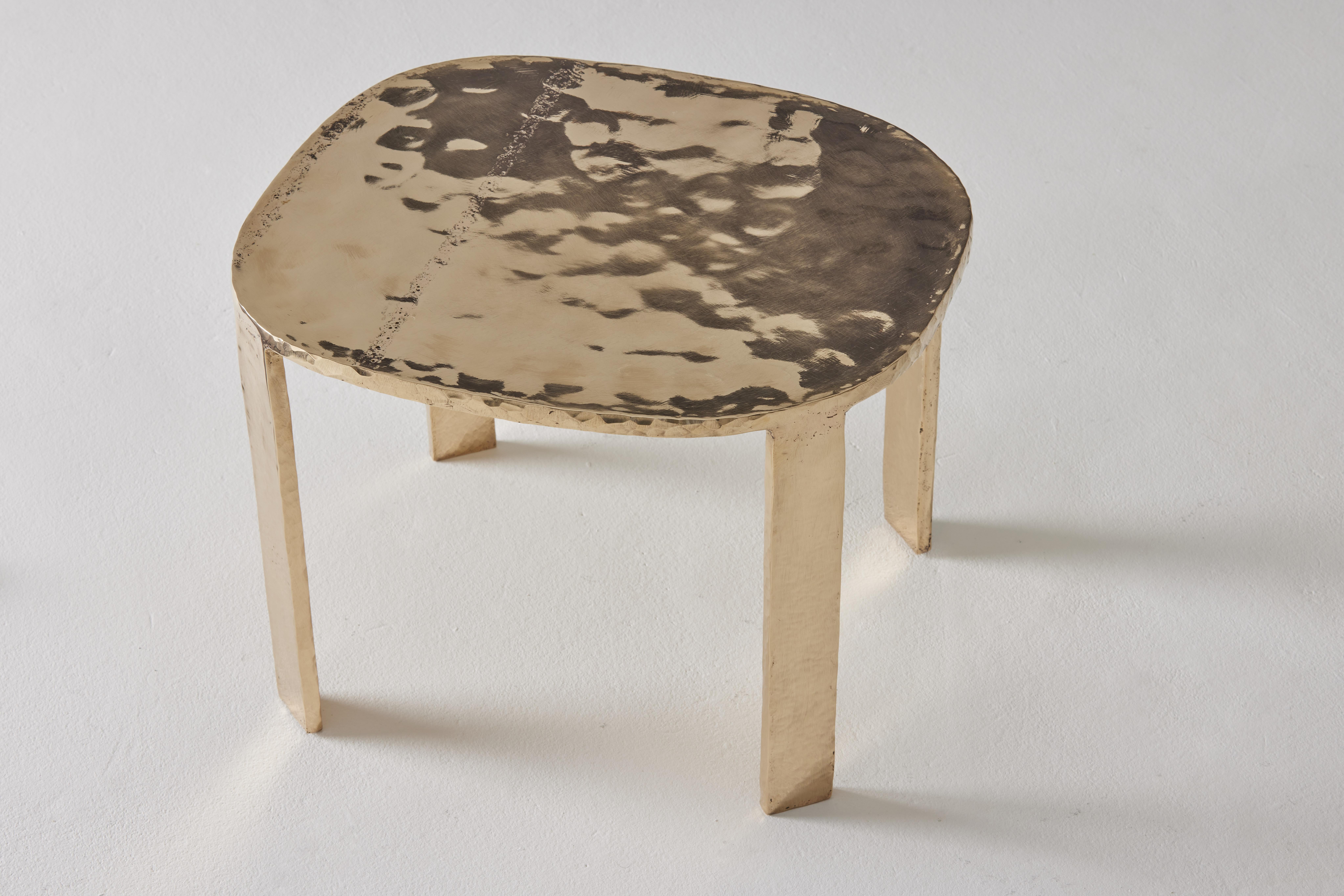 Français Table d'appoint contemporaine en bronze Auréas par Colo Studio, France en vente