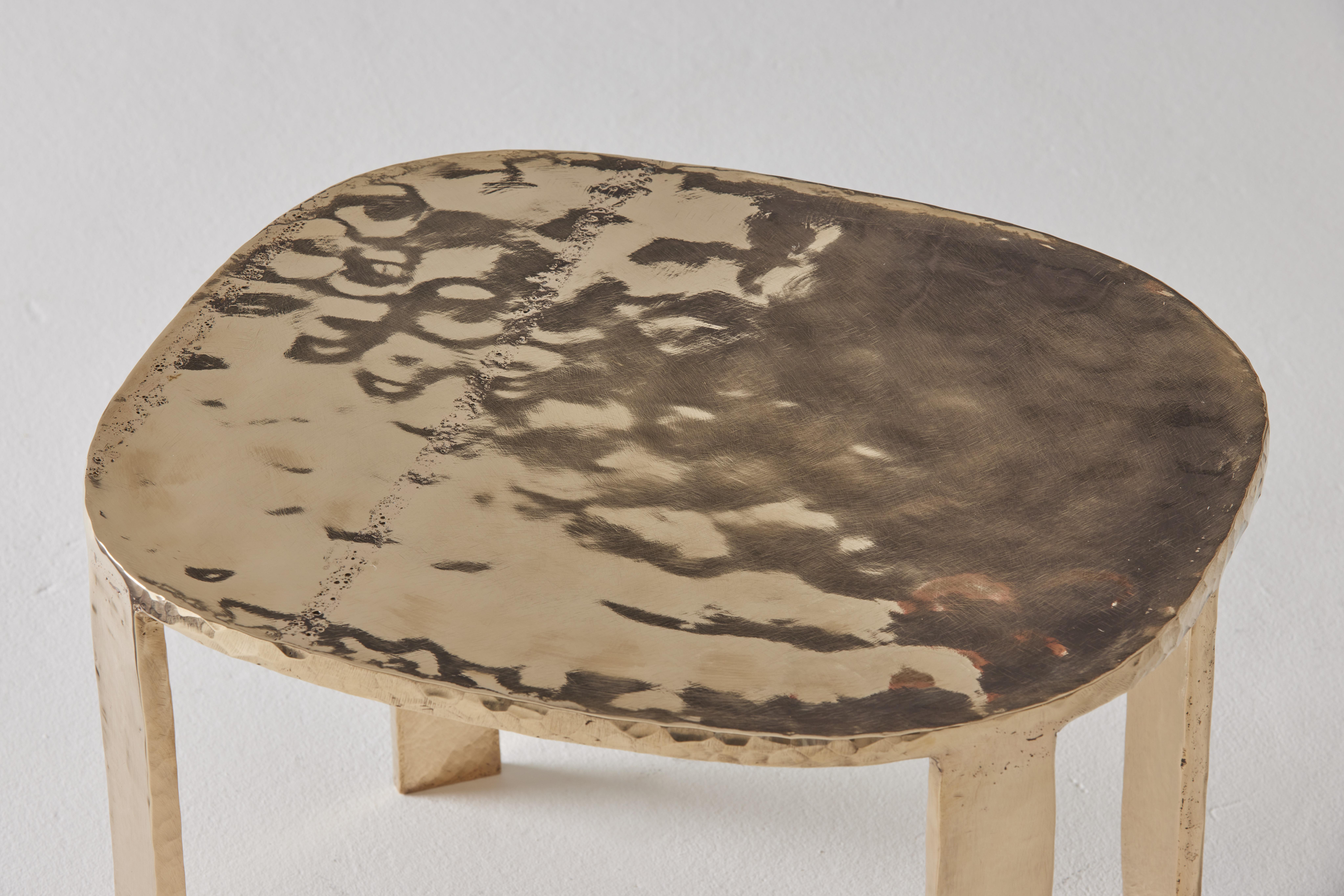 Moulage Table d'appoint contemporaine en bronze Auréas par Colo Studio, France en vente