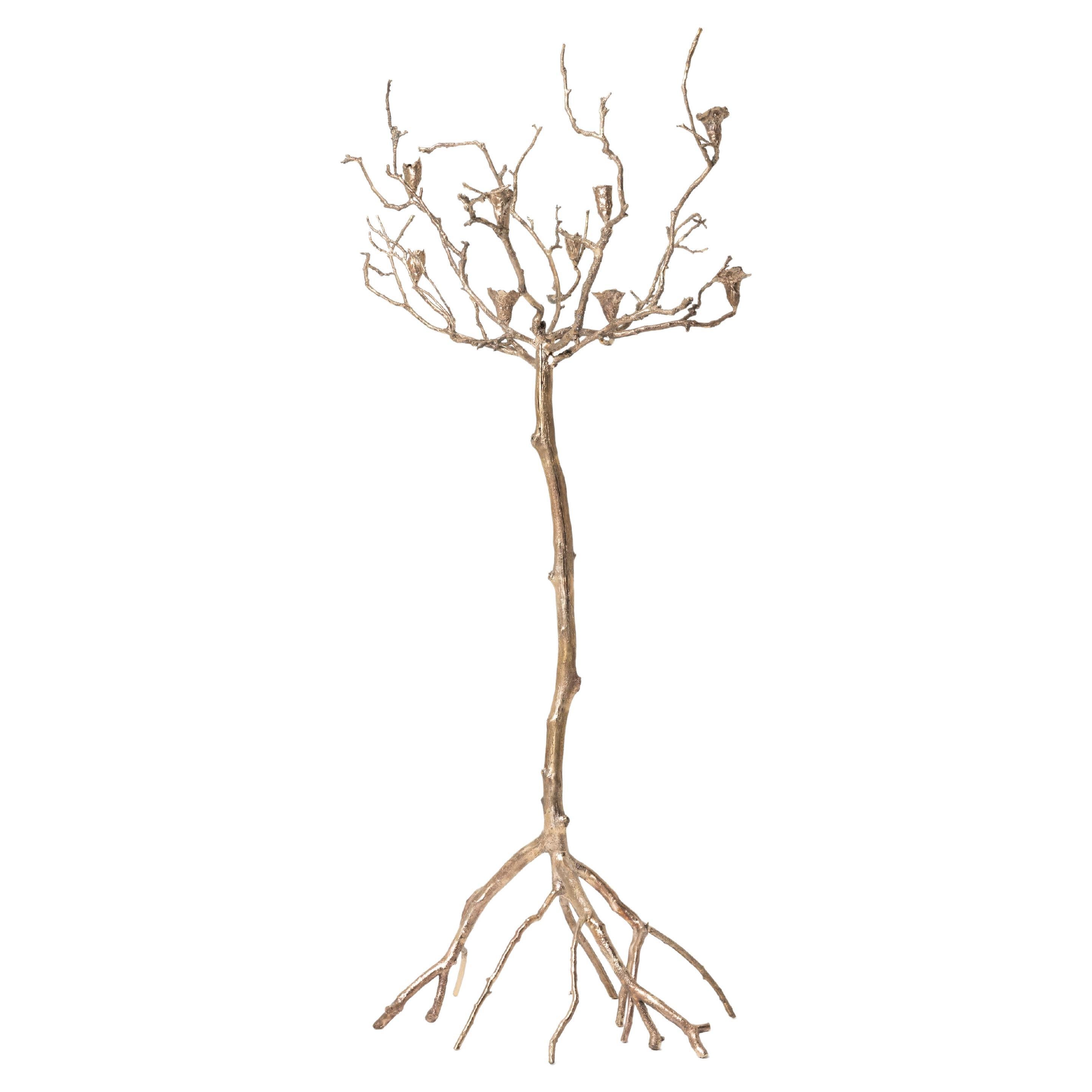 Albero dei candelabri di Clotilde Ancarani
Materiale: bronzo, lucidatura dorata
Dimensioni: H. 178 x 95 x 90 cm
Anno: 2023
Un pezzo unico, realizzato a mano in Belgio.

Dimensioni e patine su misura su richiesta.