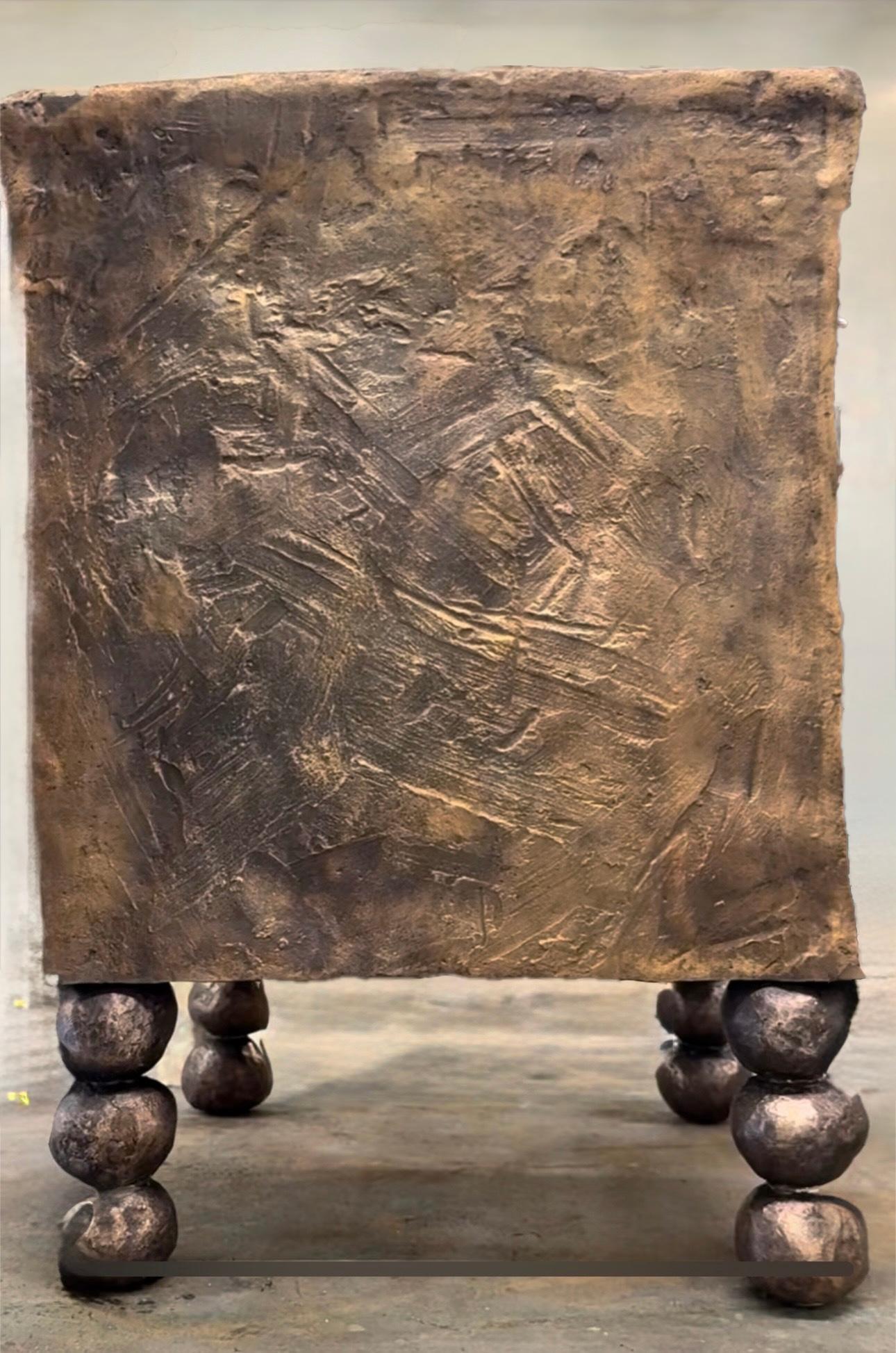 Mesa auxiliar cúbica contemporánea de bronce fundido con patas escultóricas en Nuevo estado para la venta en  London, GB
