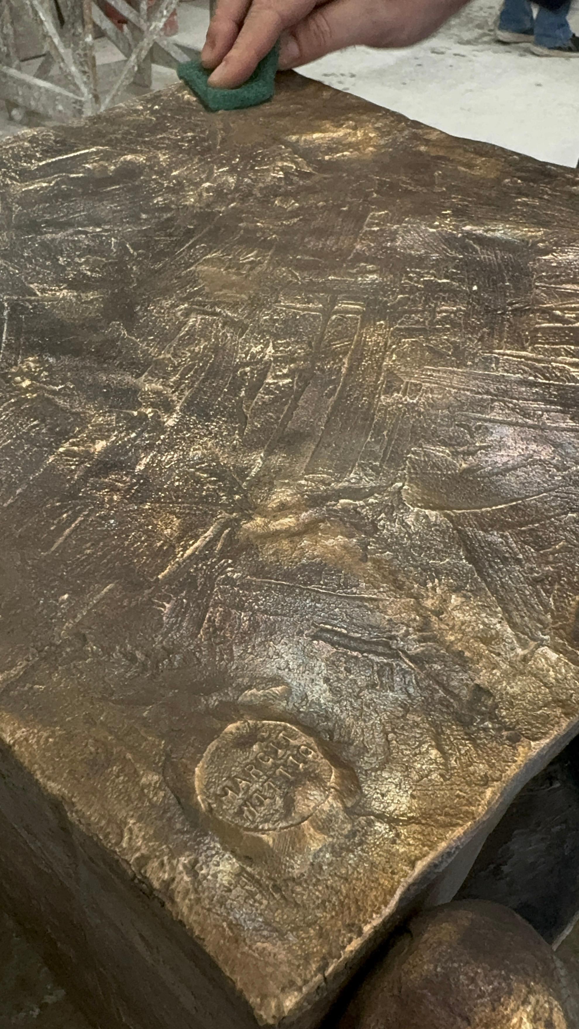 Mesa auxiliar cúbica contemporánea de bronce fundido con patas escultóricas Moderno en venta