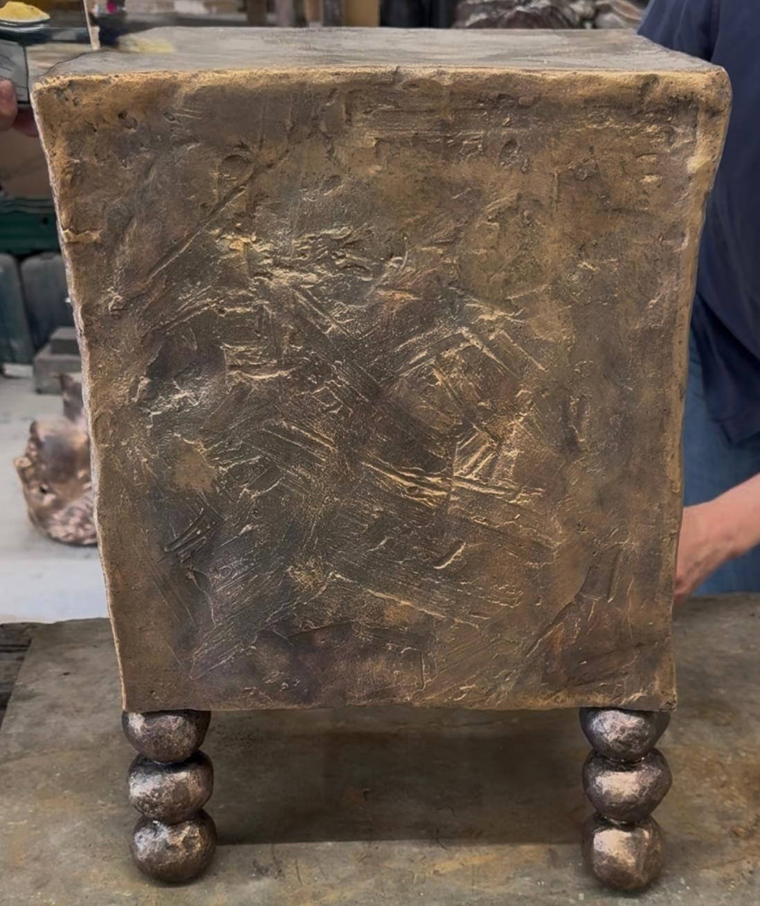Mesa auxiliar cúbica contemporánea de bronce fundido con patas escultóricas Inglés en venta