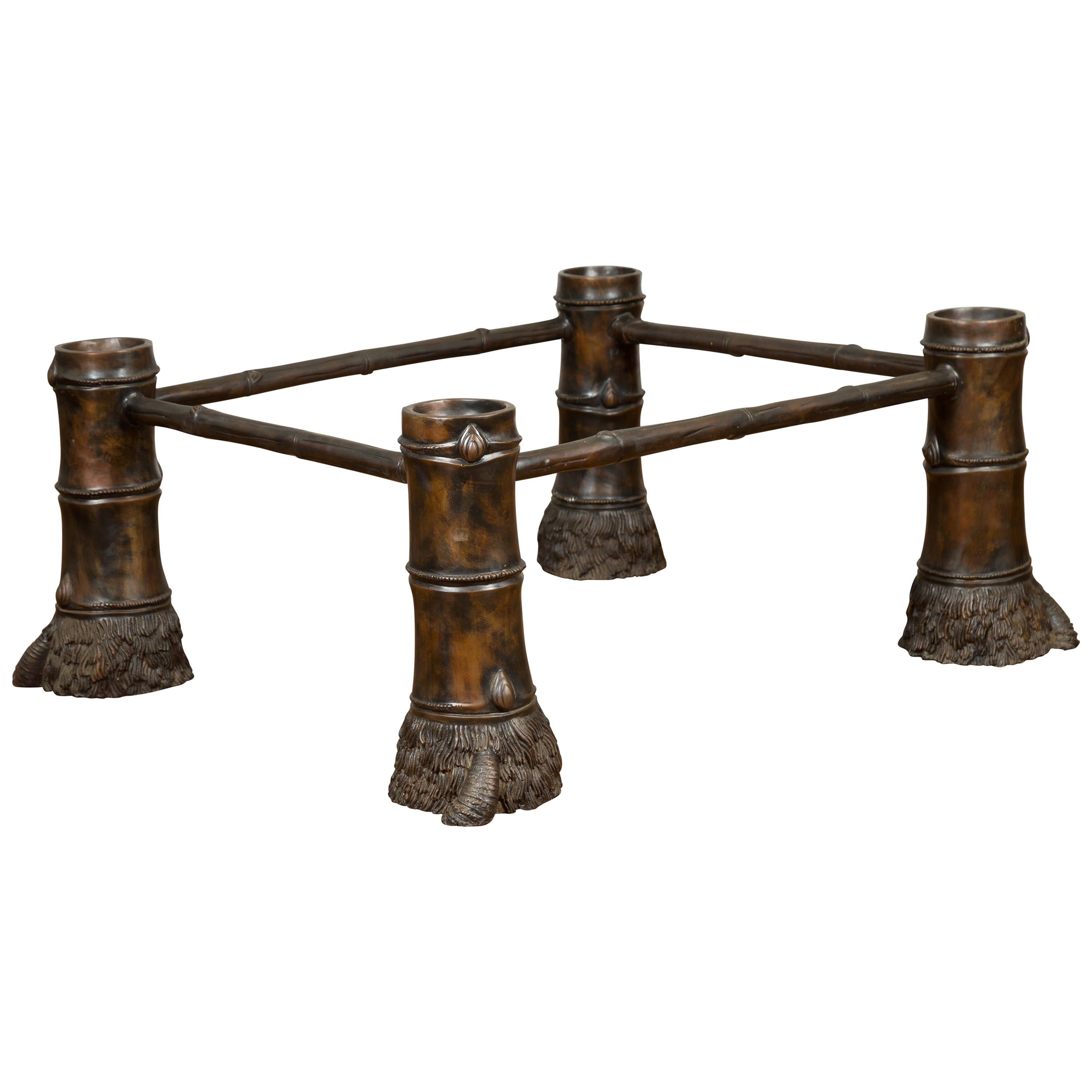 Base de table basse contemporaine en bronze avec grandes pieds en forme de sabot et patine marron