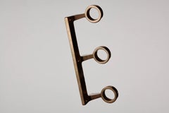 Moderne Flaschenhalterung „Duo“ aus Bronze von Henry Wilson