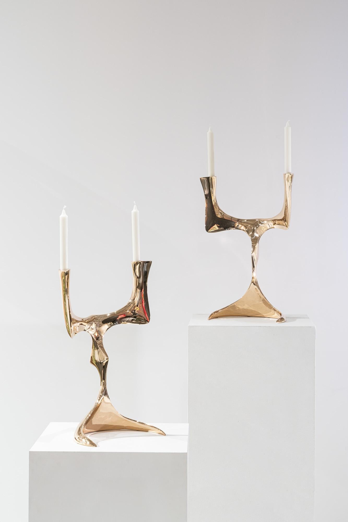 Candeleros Elan de Pierre Salagnac
Material: Bronce, pulido dorado
Dimensiones: H 47,5 x 30 x 24 cm
Año: 2023
Tipo: edición limitada, firmado 

Revelando con gran talento las curvas orgánicas de la naturaleza en el bloque de metal, Pierre Salagnac