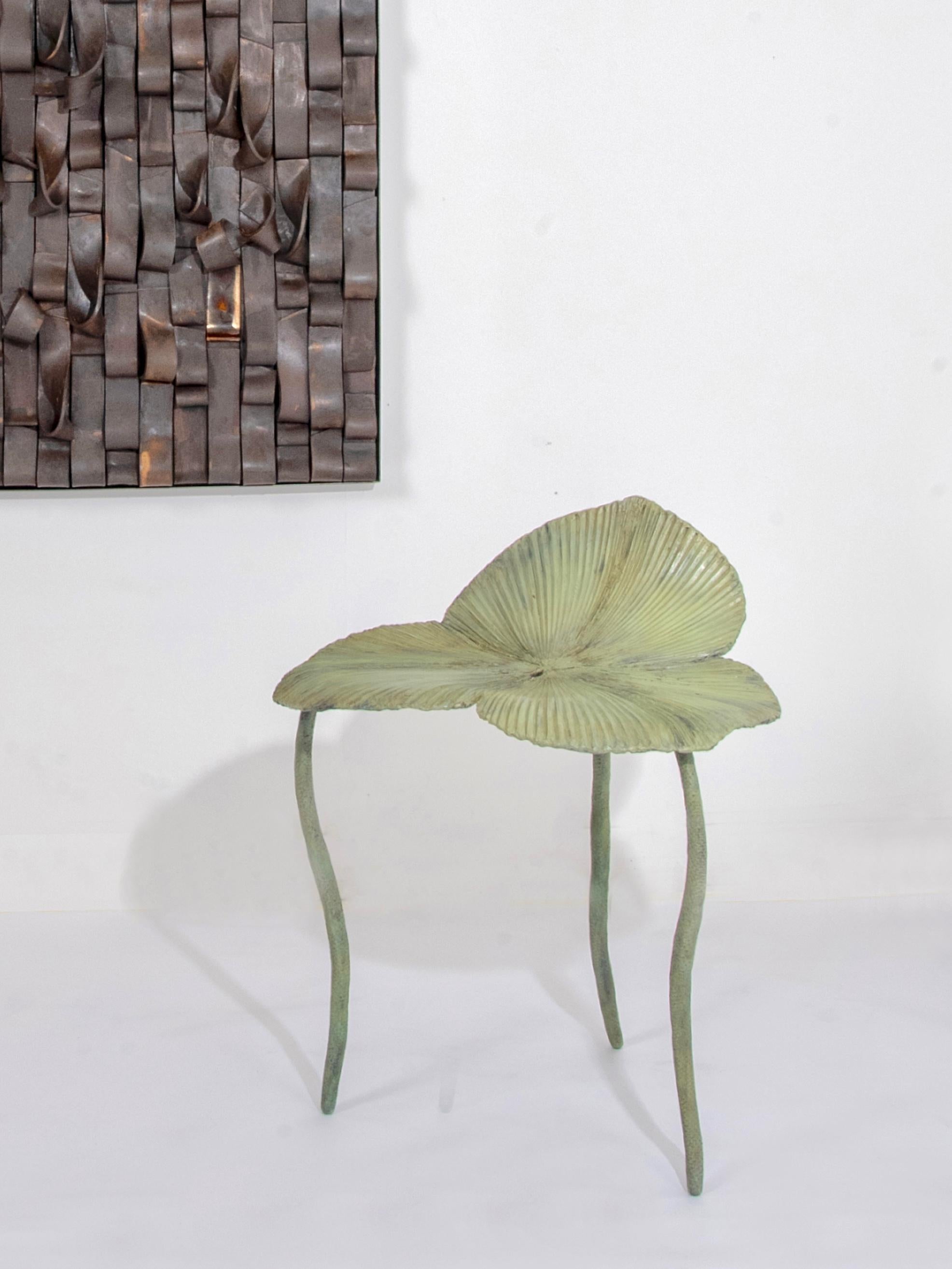 Stuhl 'Fan' von Clotilde Ancarani
MATERIAL: Bronze, grün patiniert
Abmessungen: H 70 x B  50 x T 58 cm
Jahr: 2024

Die Geschmeidigkeit und Zeitlosigkeit von Bronze, ausgedrückt durch talentierte Hände. Die belgisch-italienische Künstlerin Clotilde