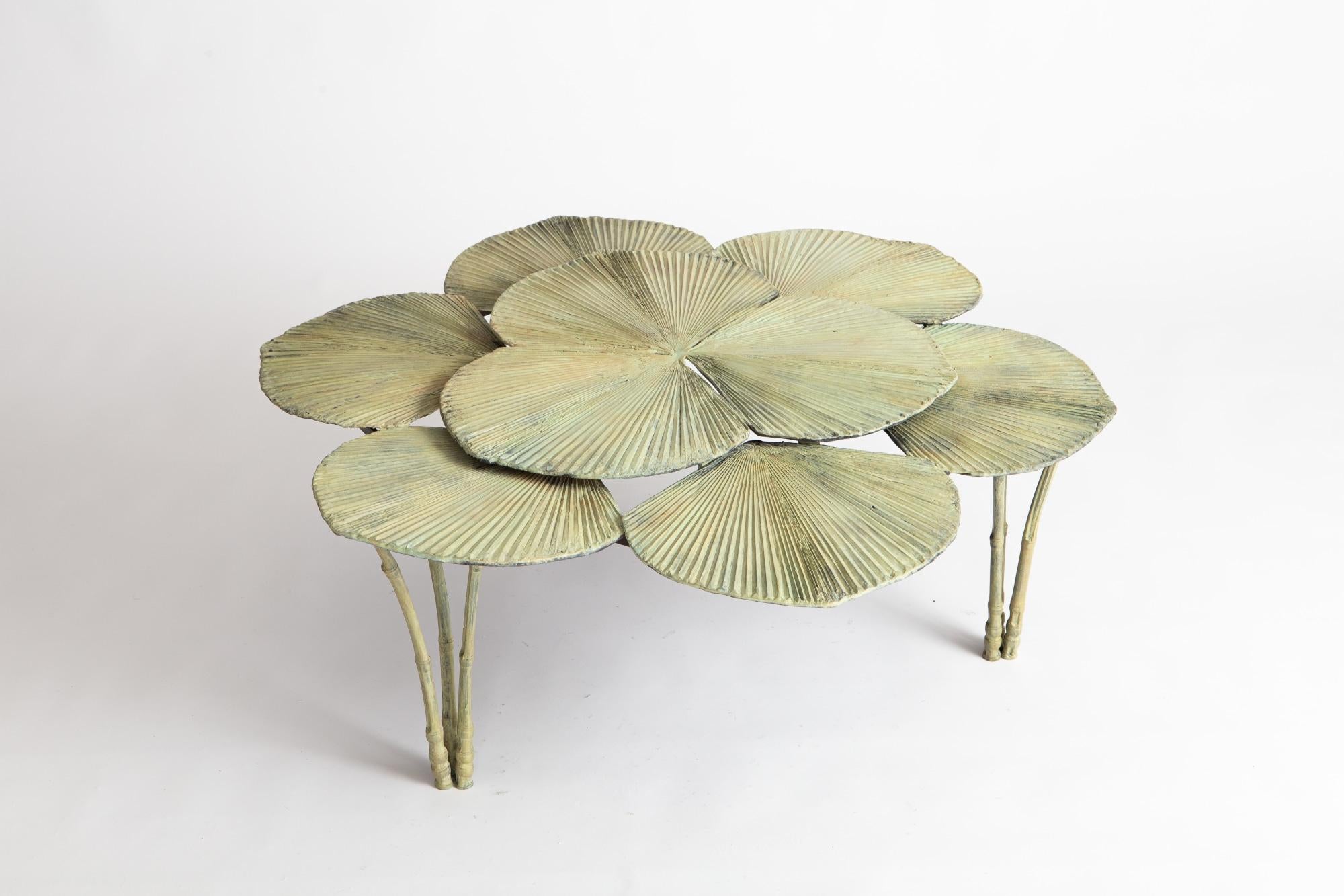 Belge Table basse contemporaine à éventail en bronze par Clotilde Ancarani en vente