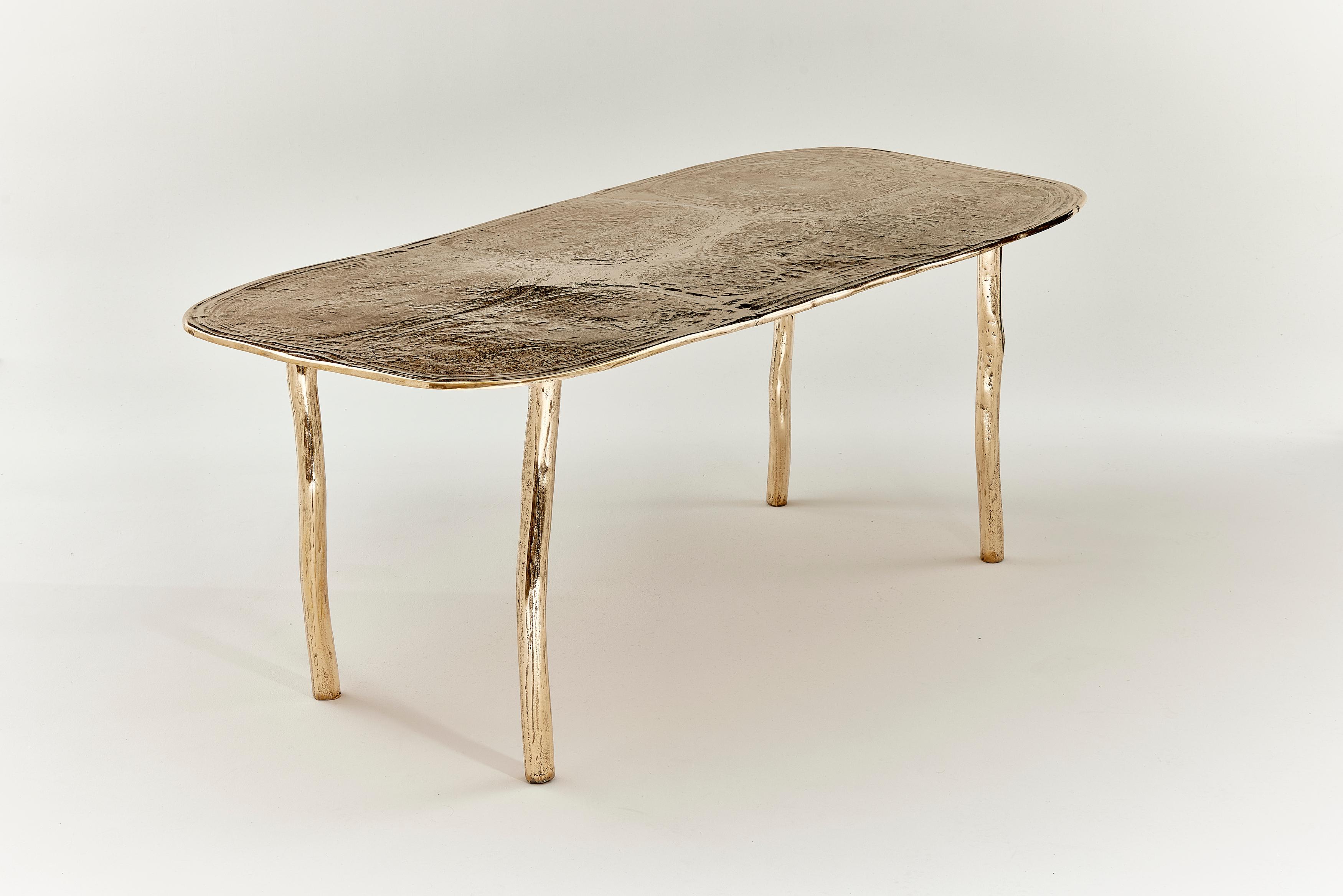 Mesa de Comedor Contemporánea Bronce Dorado Polaco de Colo Studio, Francia Moderno orgánico en venta