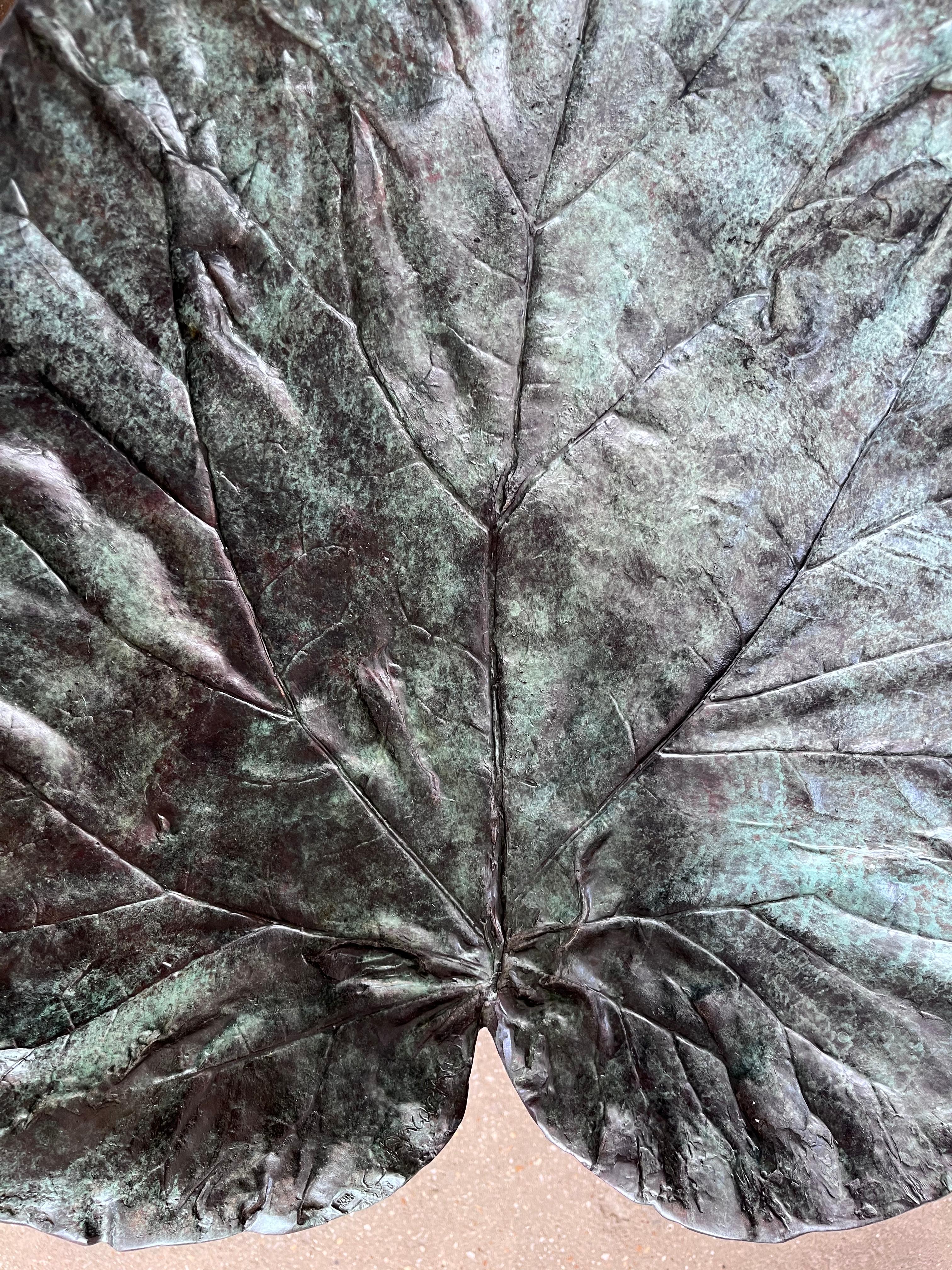 Chaise à feuilles de bronze à patine verte de Clotilde Ancarani. 
Dimensions : H 73 x 52 x 54 cm 
Disponible en patine or et marron.
Née aux États-Unis, Clotilde Ancarani a mis en pratique son aisance avec la peinture et la sculpture. L'artiste
