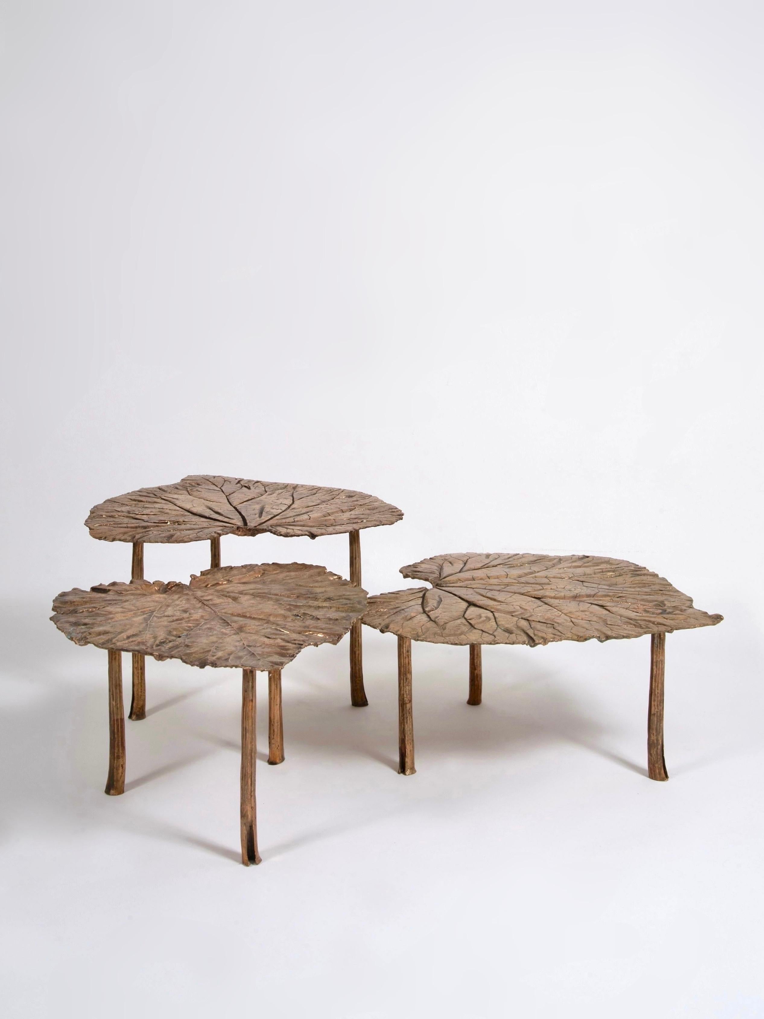 Table basse à feuilles de bronze patiné d'or de Clotilde Ancarani.
Différentes tailles : H 31/36/40 x 64/67/70 cm
Née aux Etats-Unis, Clotilde Ancarani a mis en pratique son aisance avec la peinture et la sculpture. L'artiste crée des objets