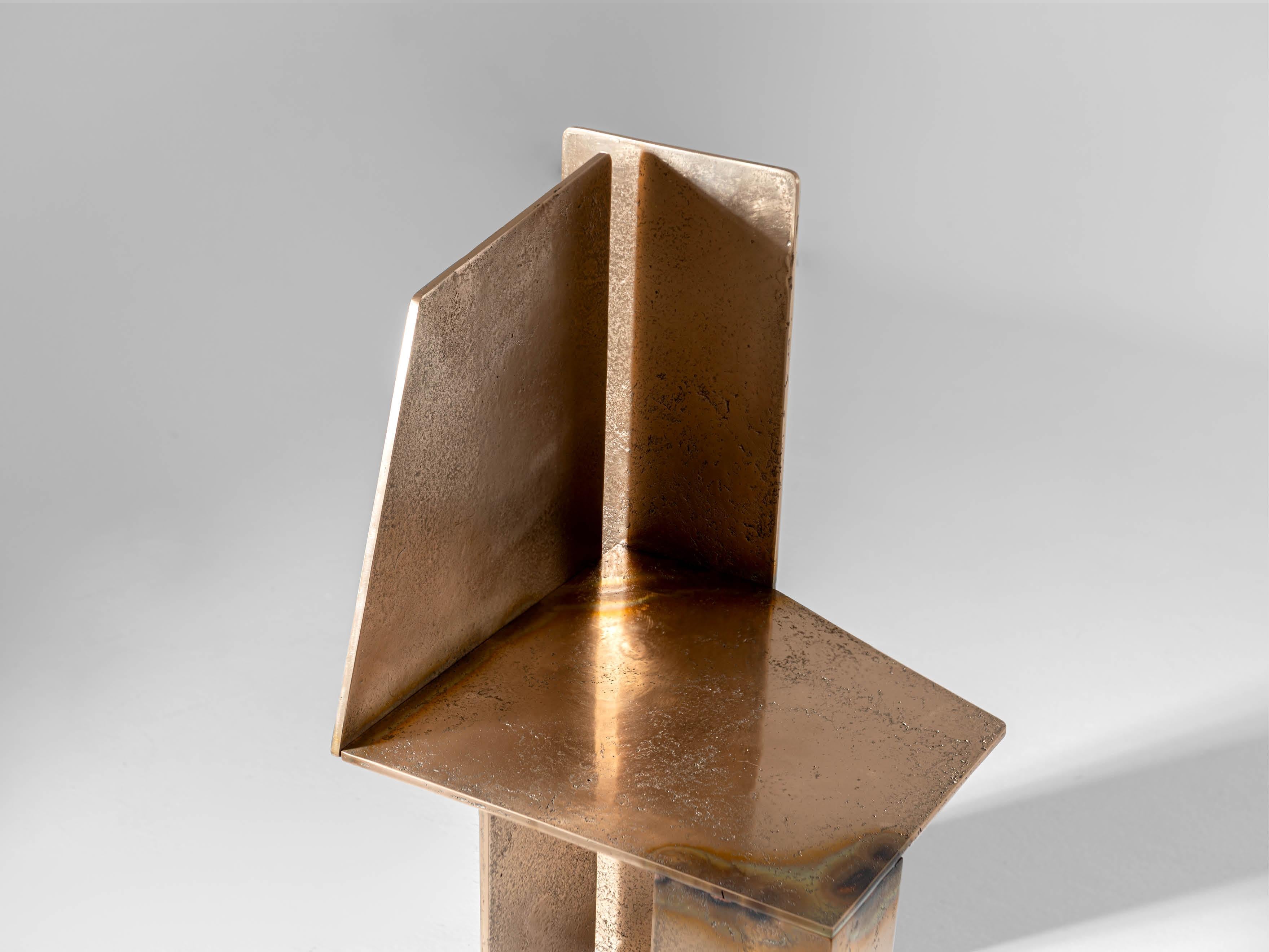 Cadrega è un omaggio alla città di Milano. Cadrega è l'espressione di un design minimalista, interamente realizzato in bronzo fuso. La sua superficie è caratterizzata da un effetto policromo dato dalla saldatura a vista, che enfatizza l'estetica