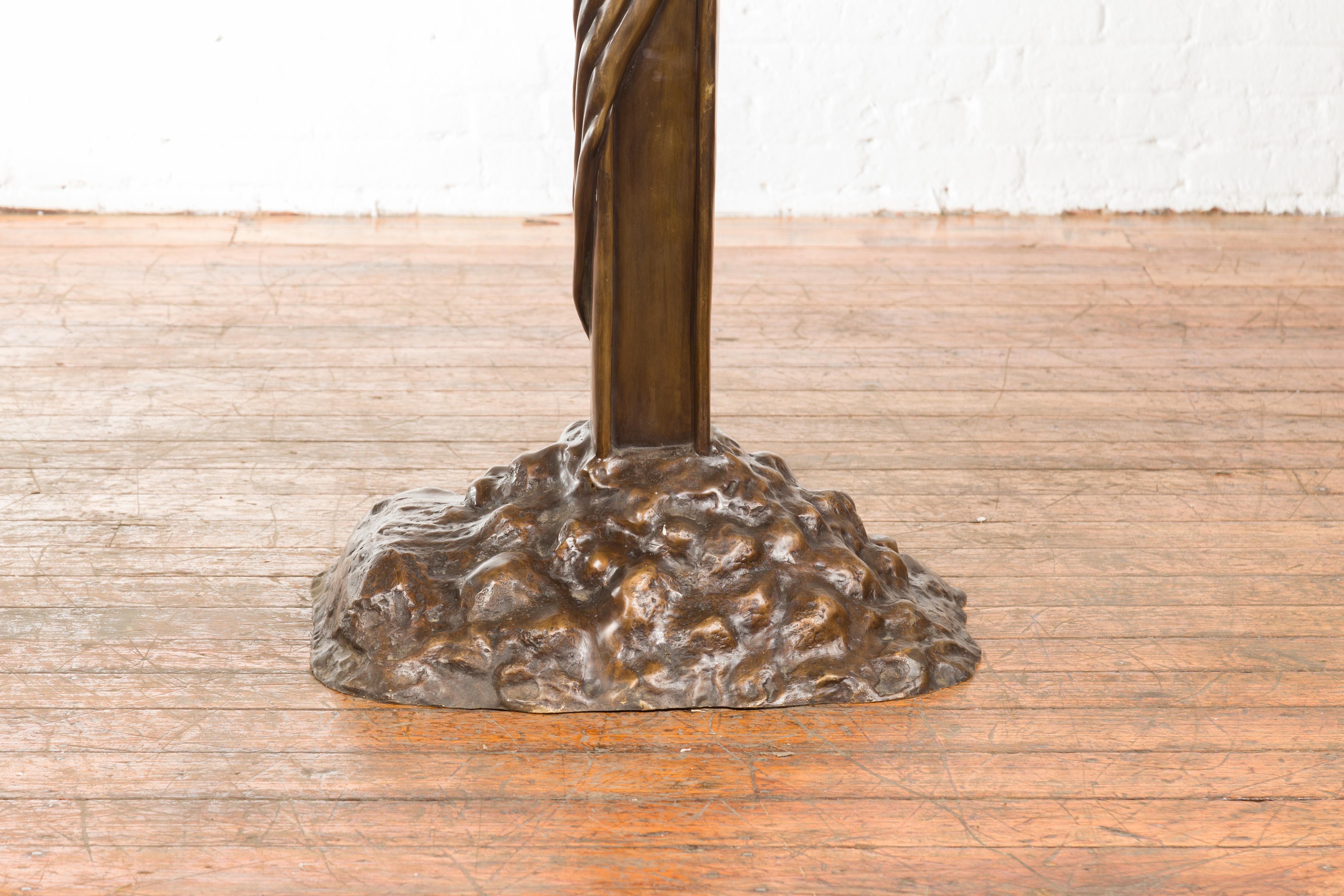 Bronze Croix religieuse contemporaine en bronze avec trois extrêmes et base rocheuse en vente