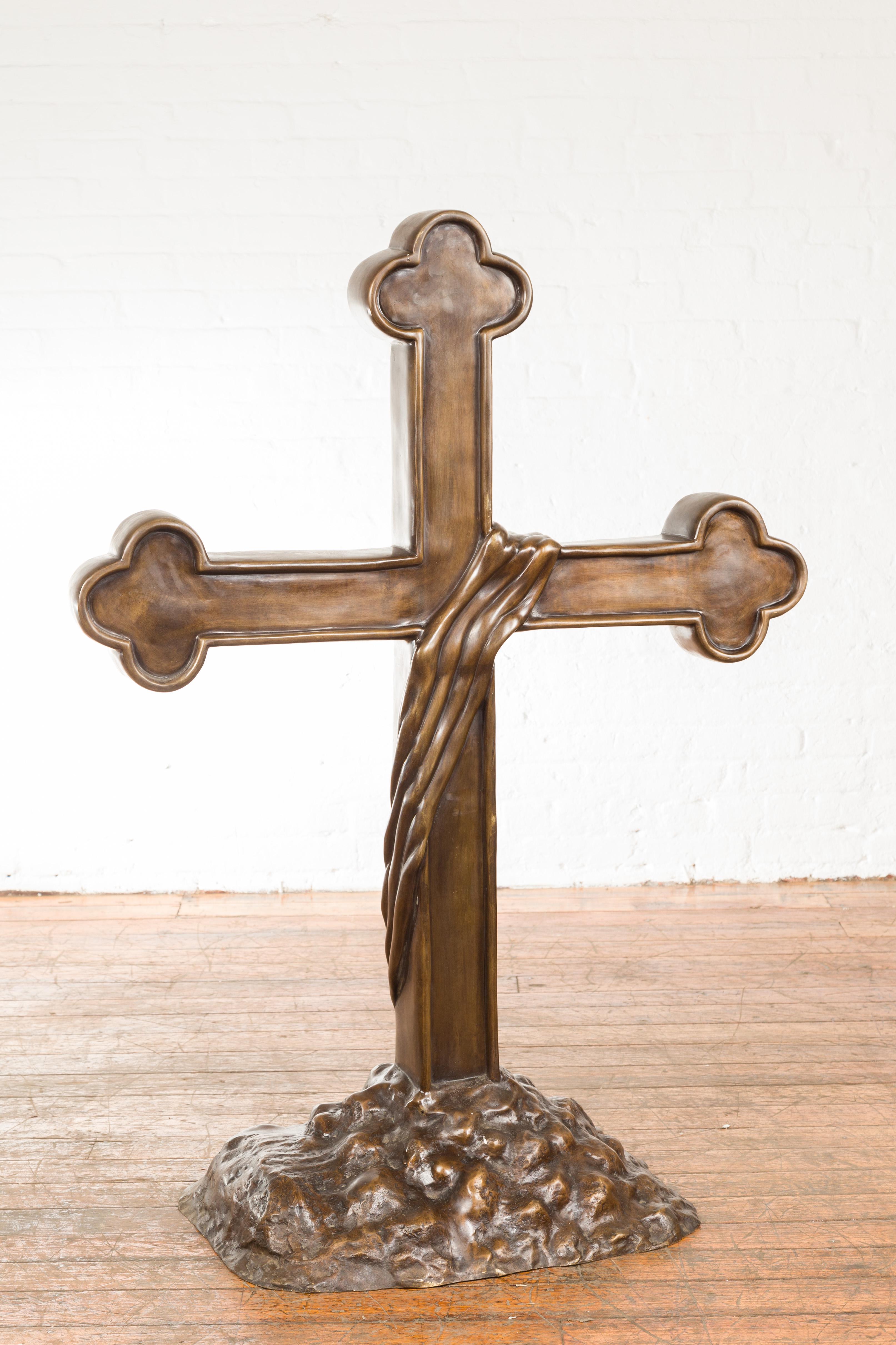 Croix religieuse contemporaine en bronze avec trois extrêmes et base rocheuse en vente 1