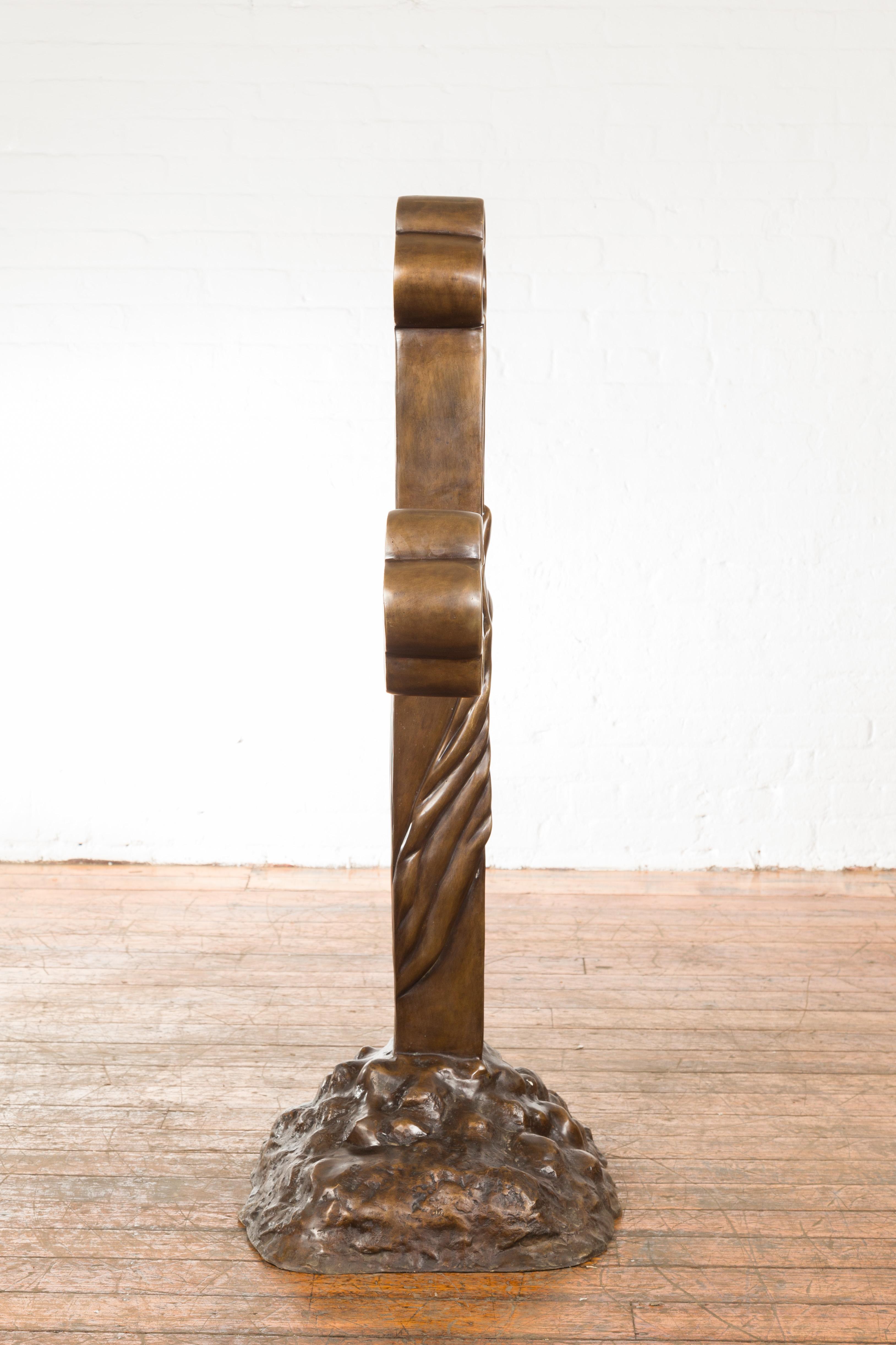 Croix religieuse contemporaine en bronze avec trois extrêmes et base rocheuse en vente 2
