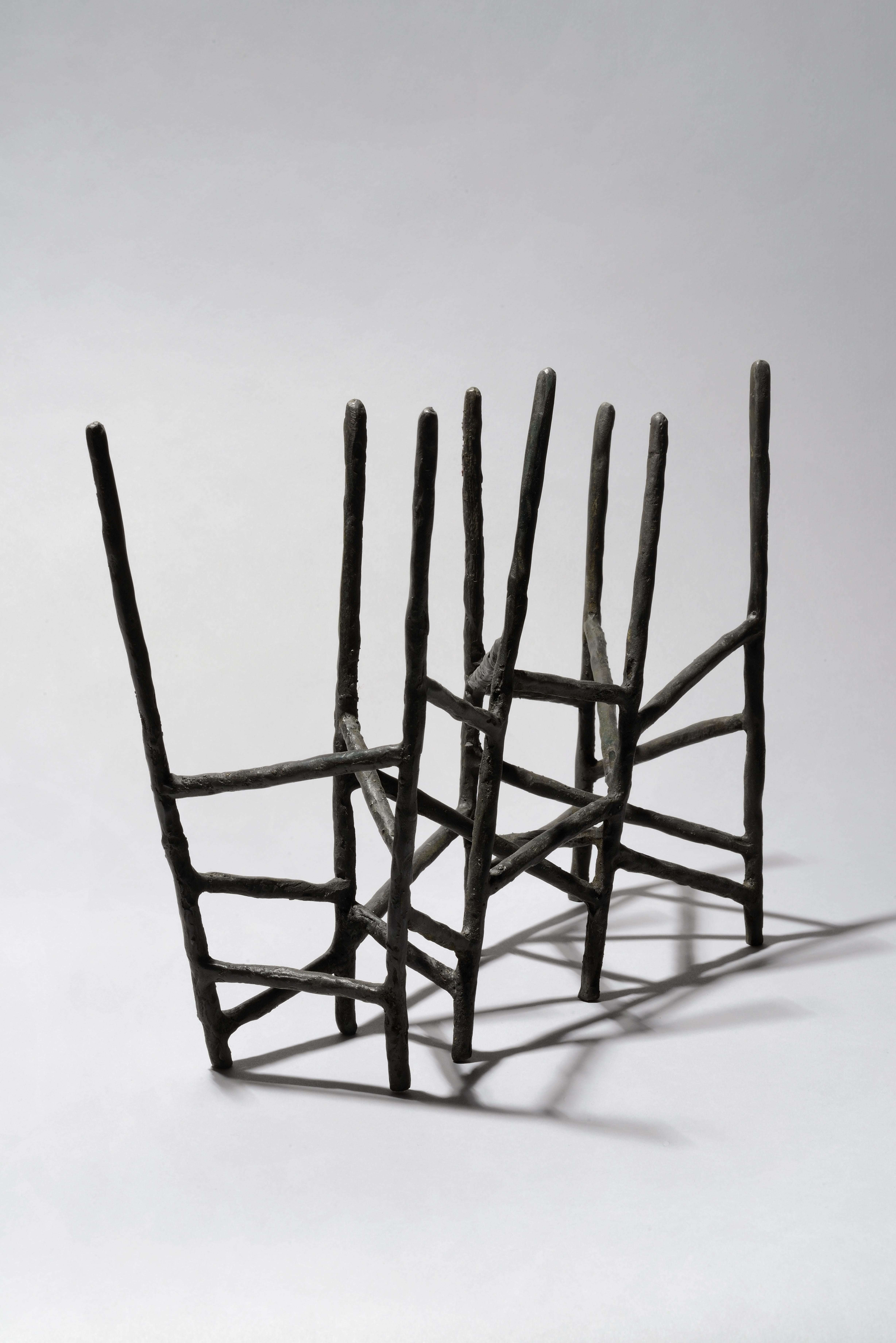 Echafaudage è stato creato nel 2016 dal designer francese Eric de Dormael in bronzo, si tratta di un pezzo unico.
Éric de Dormael è un artista non convenzionale, la sua traiettoria è lontana dai sentieri battuti. Formatosi alla scuola Saint Luc di