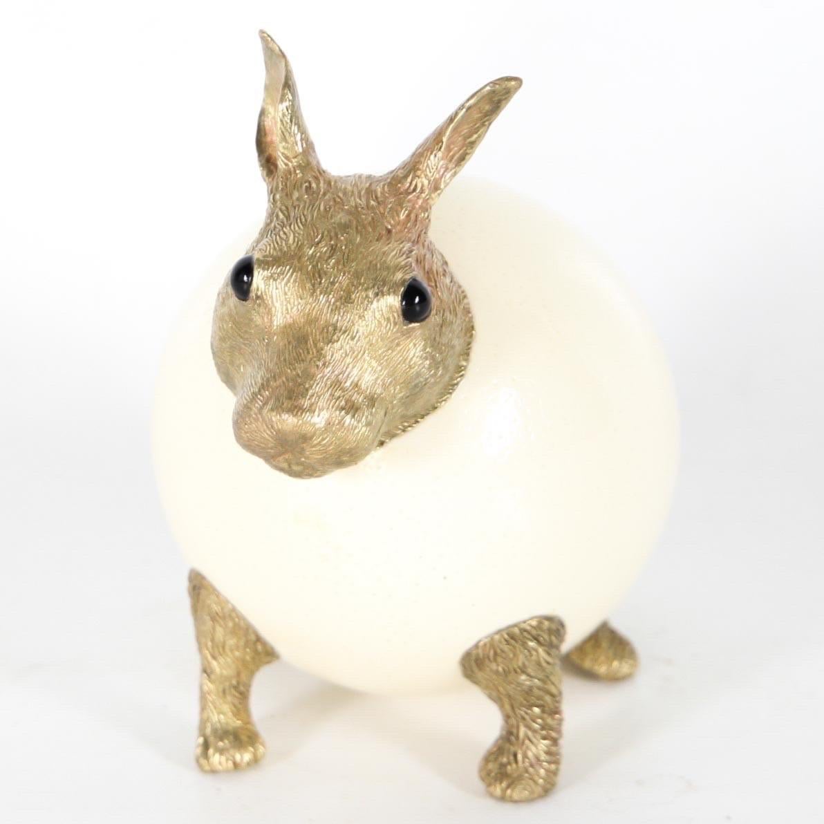 Sculpture contemporaine représentant un lapin en bronze doré finement ciselé et en œuf d'autruche. Des yeux en pierre dure.
Travail de haute qualité, indispensable !