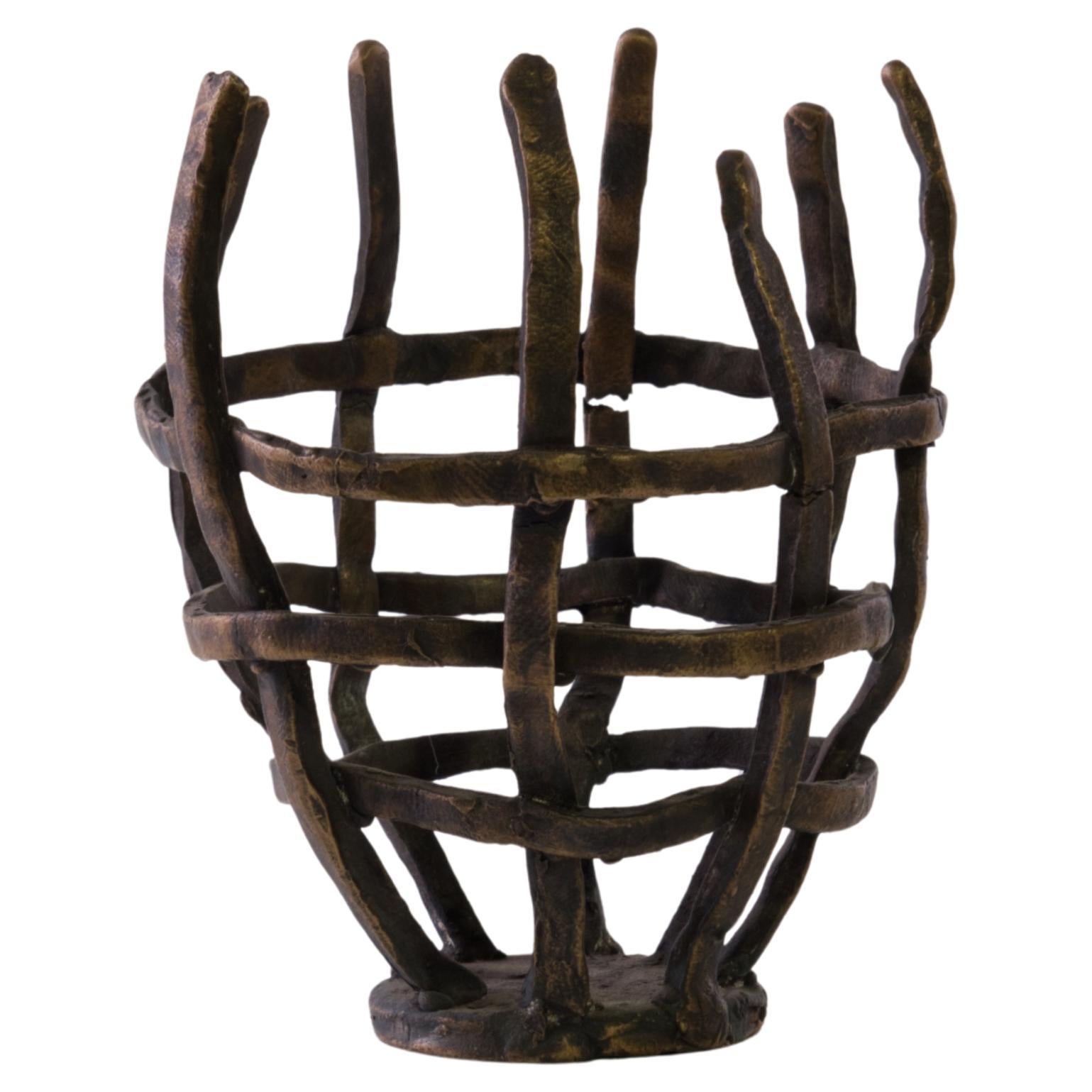 Escultura contemporánea de bronce, "Cesta madre" de Gudrun Thompson