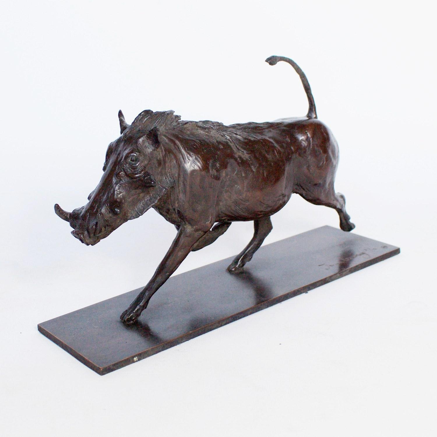 Une sculpture contemporaine en bronze d'un phacochère au trot, réalisée par l'artiste Jenna Gearing. Riche patine brun foncé et fins détails finis à la main. Edition limitée 2/12. Signé Jenna Gearing à la base. 

Jenna Gearing est une sculptrice