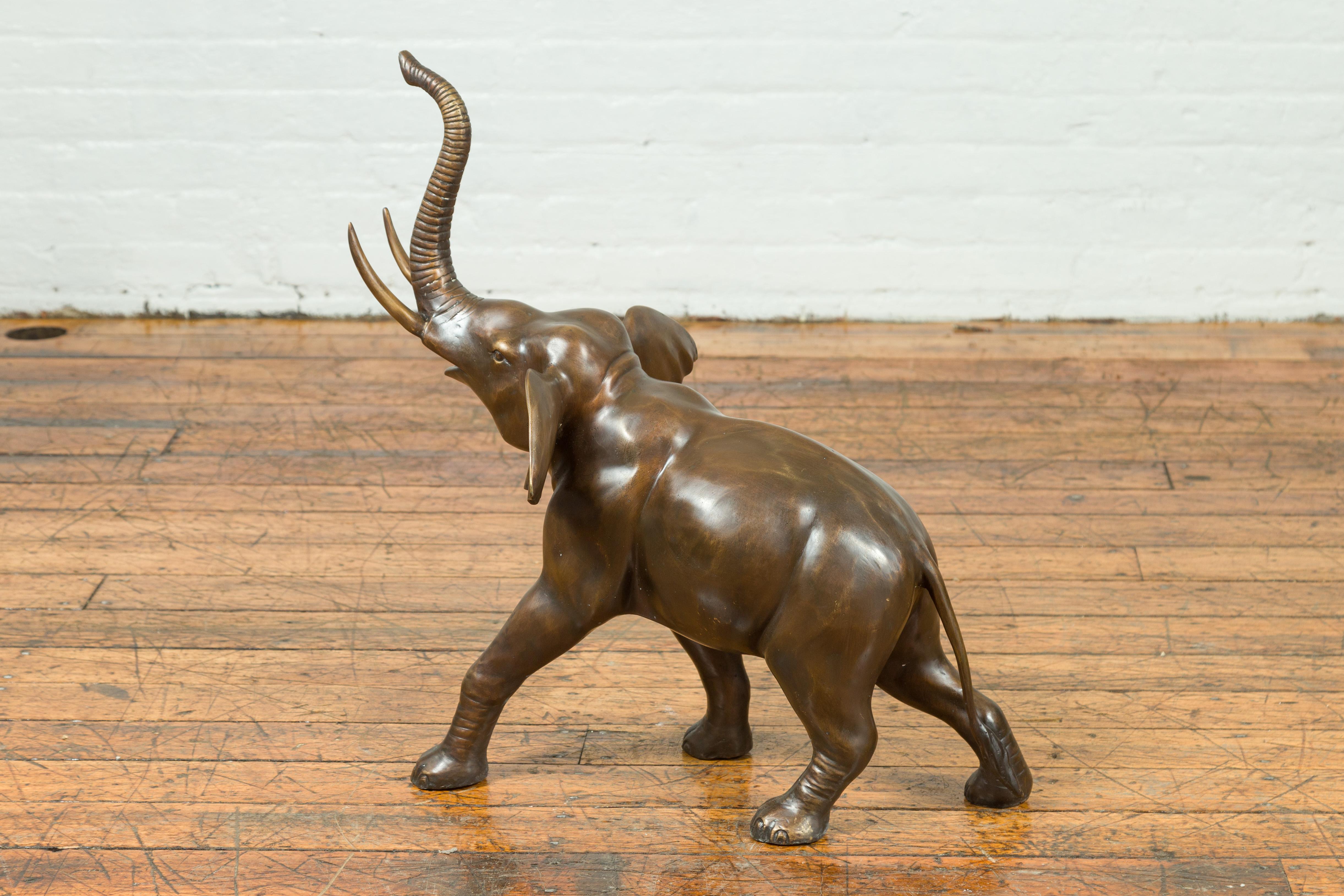 Zeitgenössische Bronzeskulptur eines trompetenden Elefanten mit erhobenem Rüssel im Angebot 5
