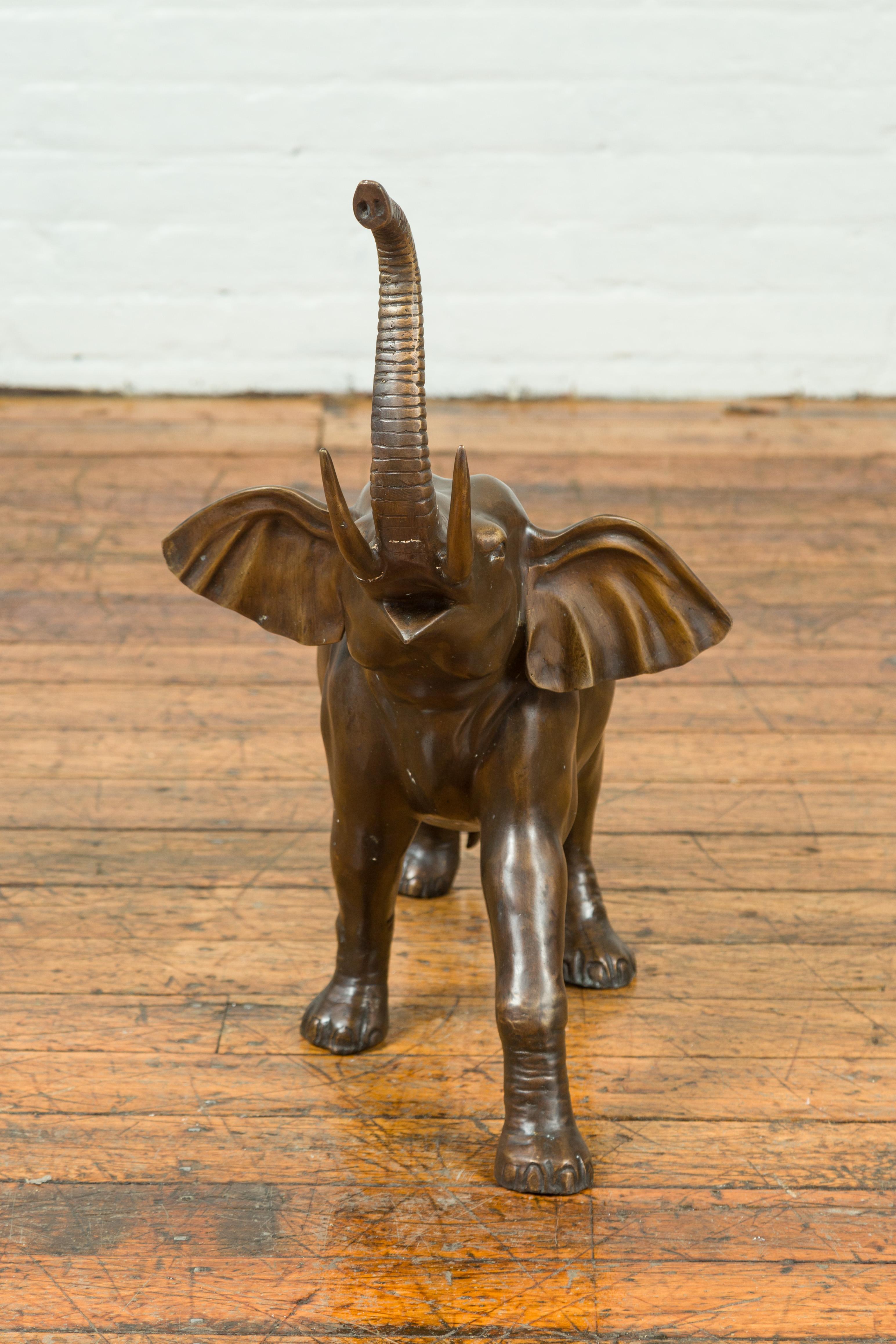 Zeitgenössische Bronzeskulptur eines trompetenden Elefanten mit erhobenem Rüssel im Angebot 6