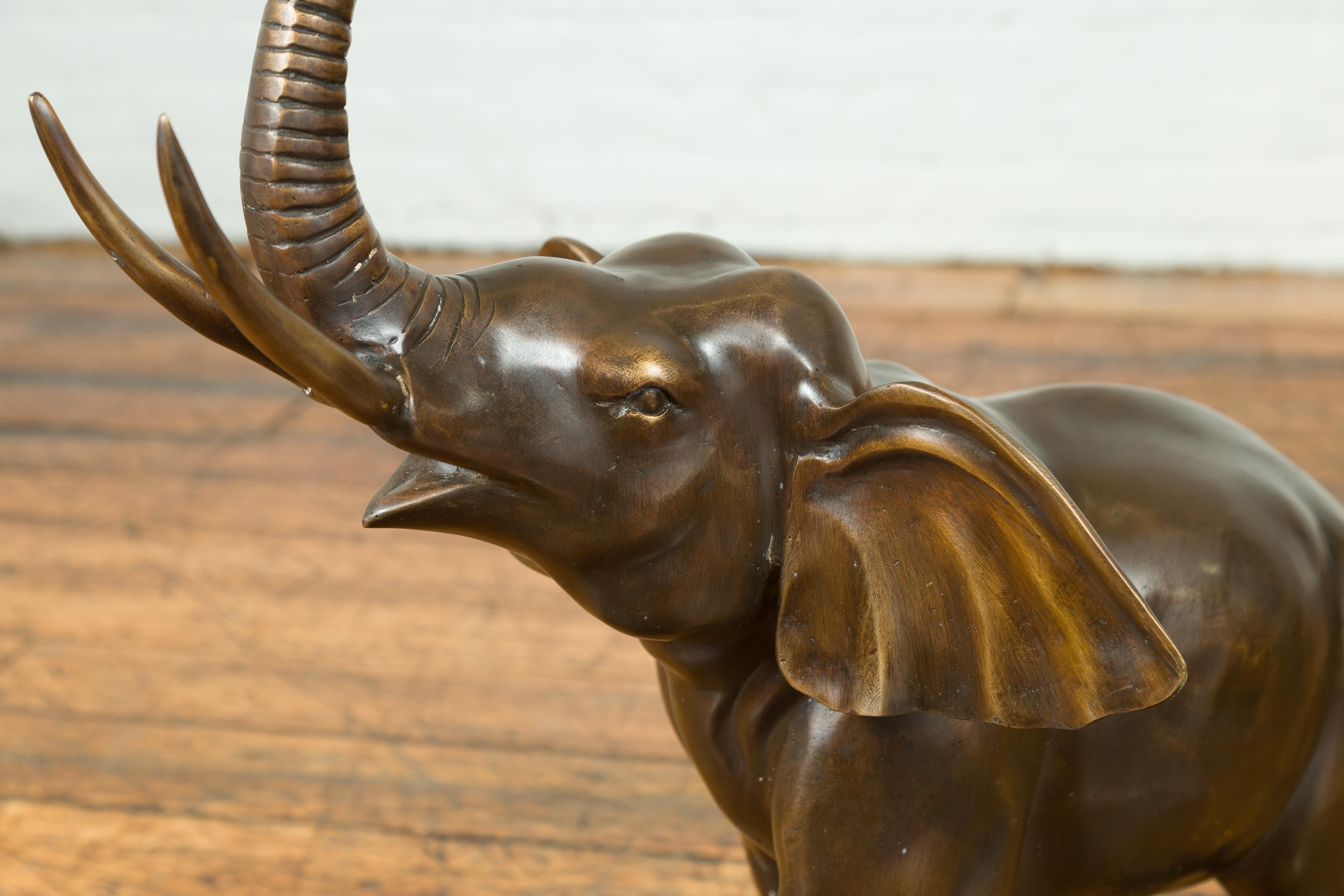 Zeitgenössische Bronzeskulptur eines trompetenden Elefanten mit erhobenem Rüssel (Gegossen) im Angebot