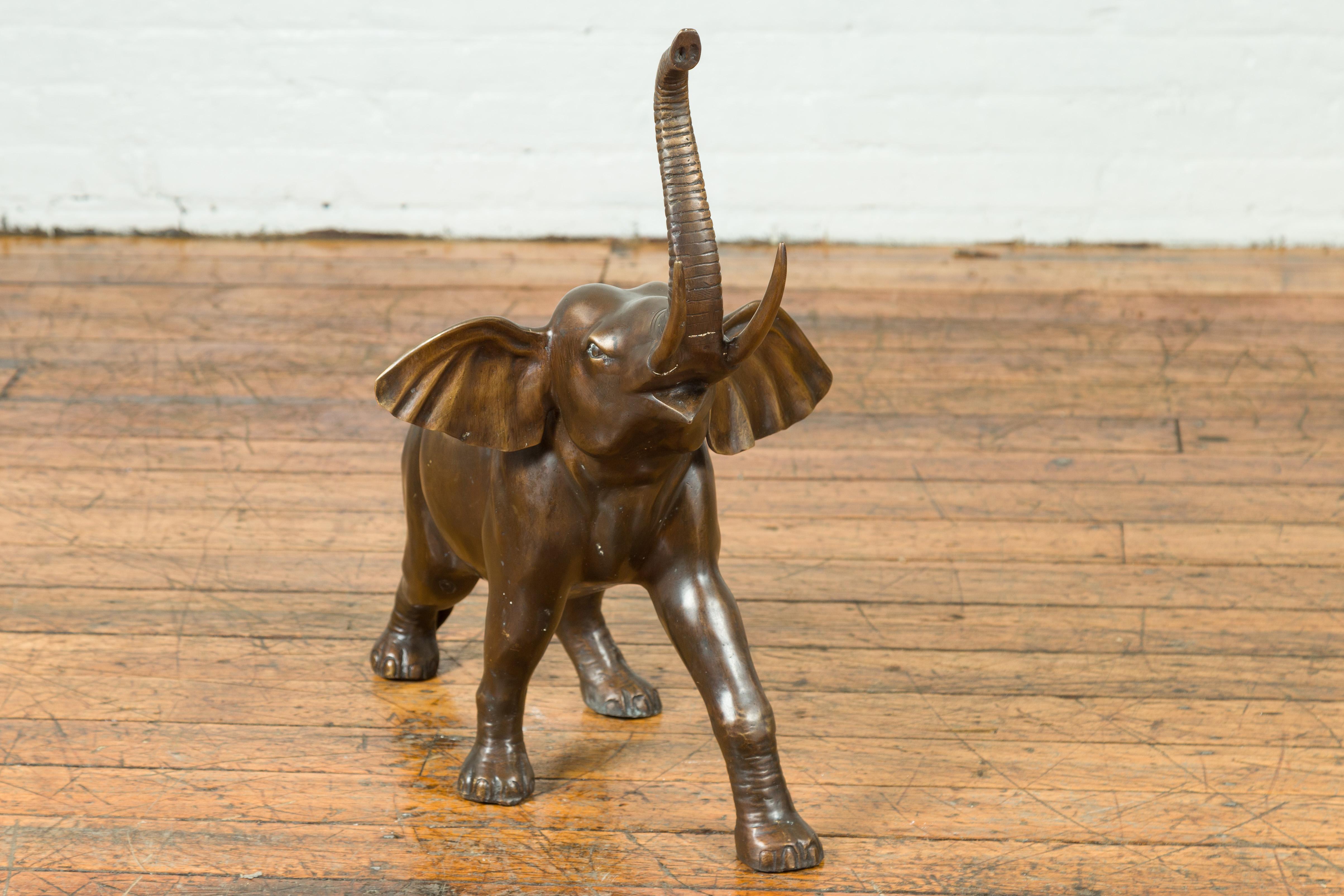 Moulage Sculpture contemporaine en bronze d'un éléphant trompettiste avec la trompe Up Up en vente