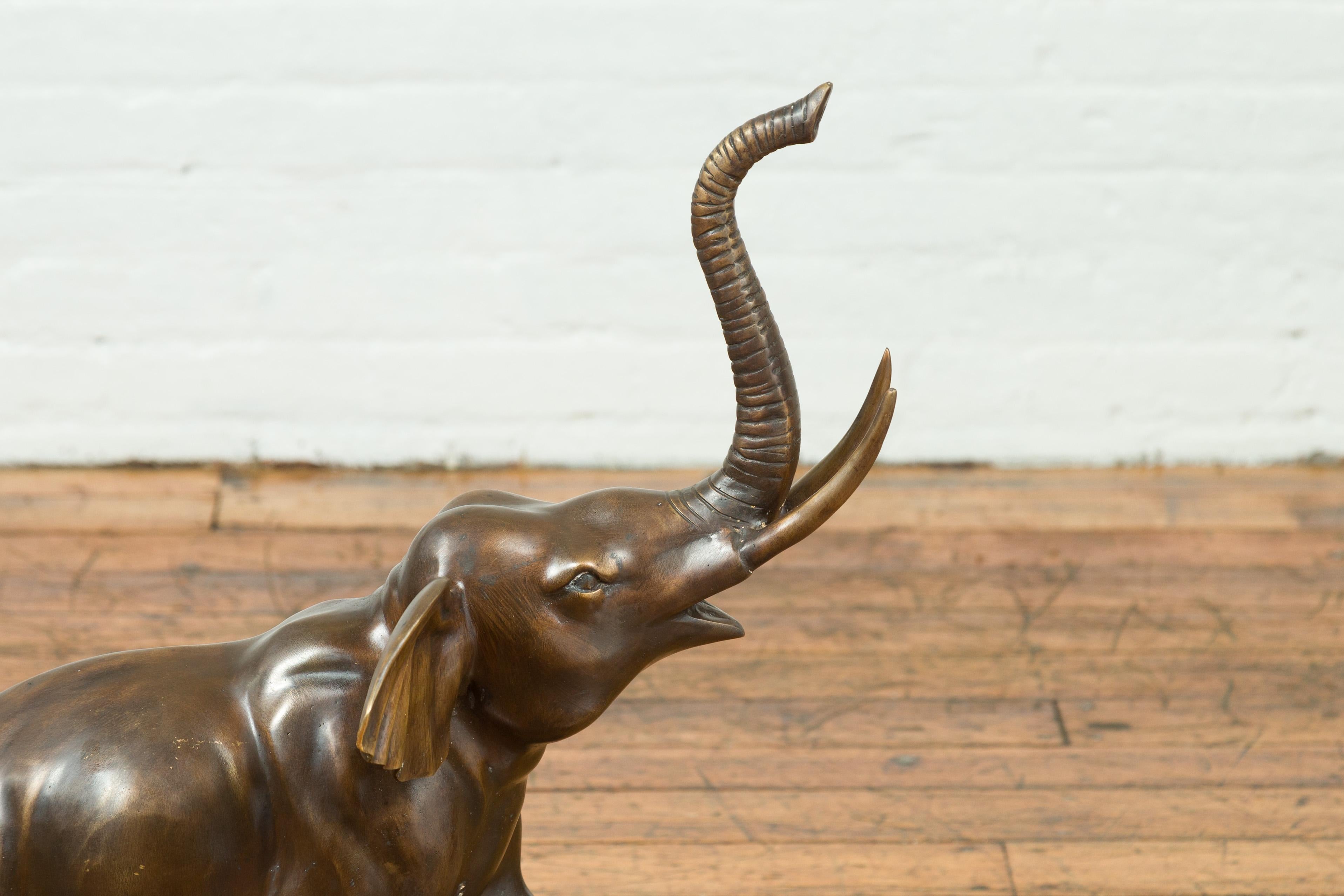 Zeitgenössische Bronzeskulptur eines trompetenden Elefanten mit erhobenem Rüssel im Angebot 3