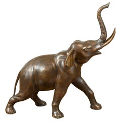 Zeitgenössische Bronzeskulptur eines trompetenden Elefanten mit erhobenem Rüssel